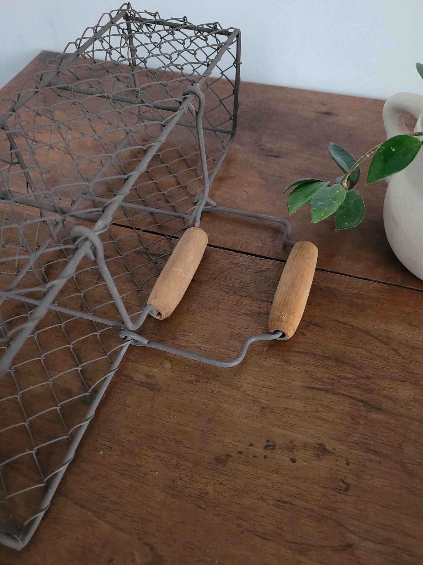 Wire mesh basket