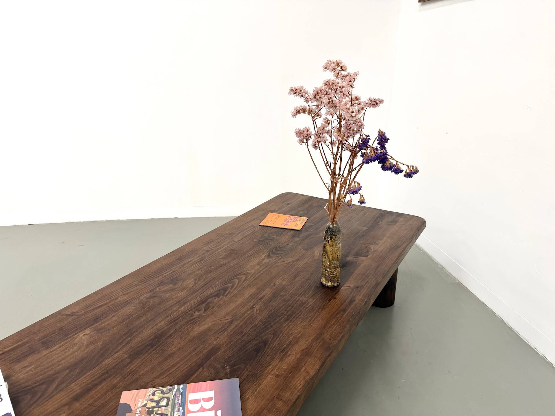 Modernist coffee table in solid elm, cylindrical pine base, 1970s.