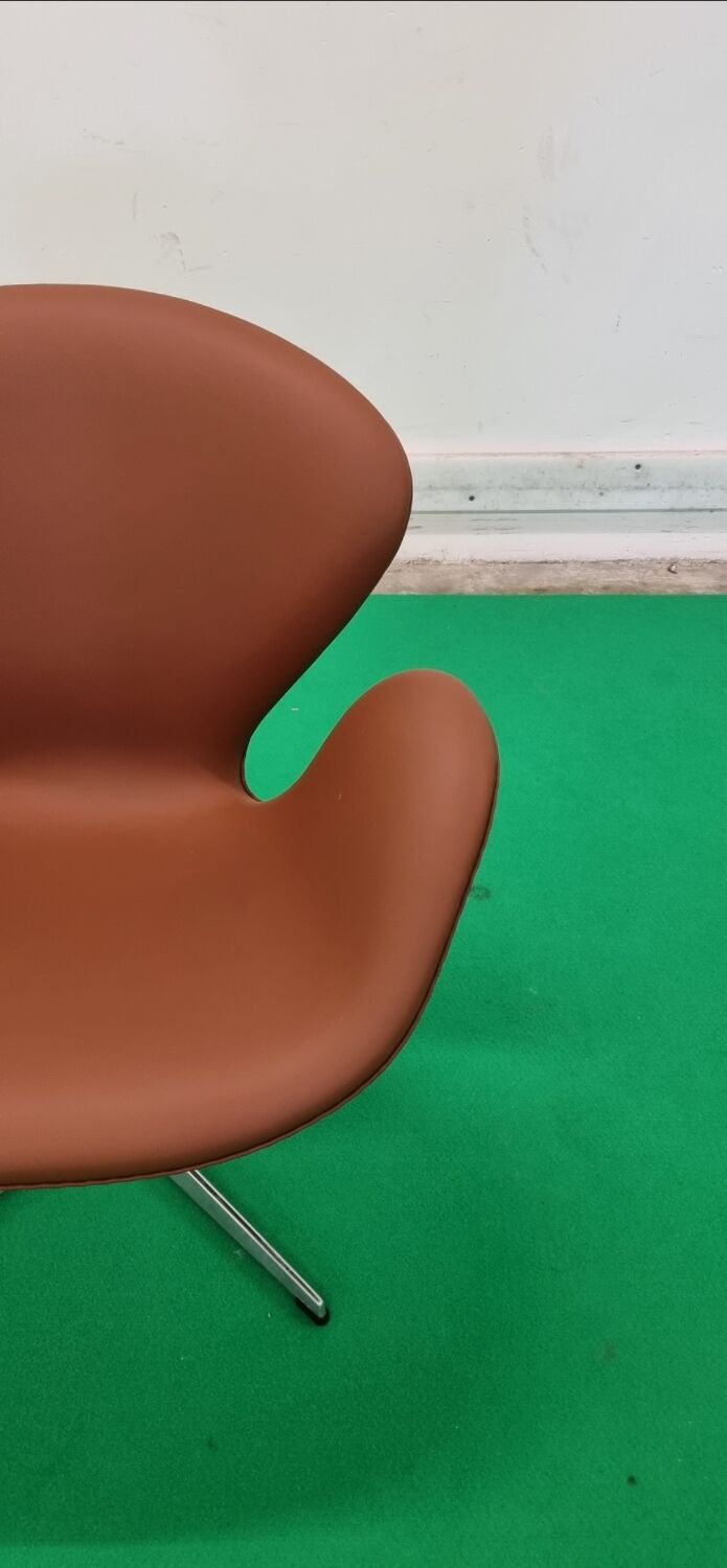 Arne Jacobsen Swan chair by Fritz Hansen