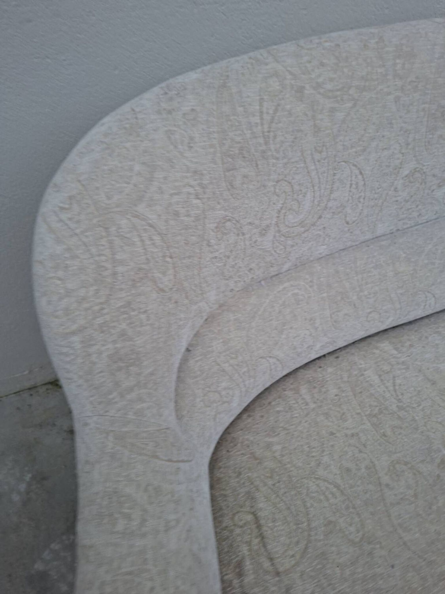 "Crapaud" bench in the richly decorated Napoleon III style.
