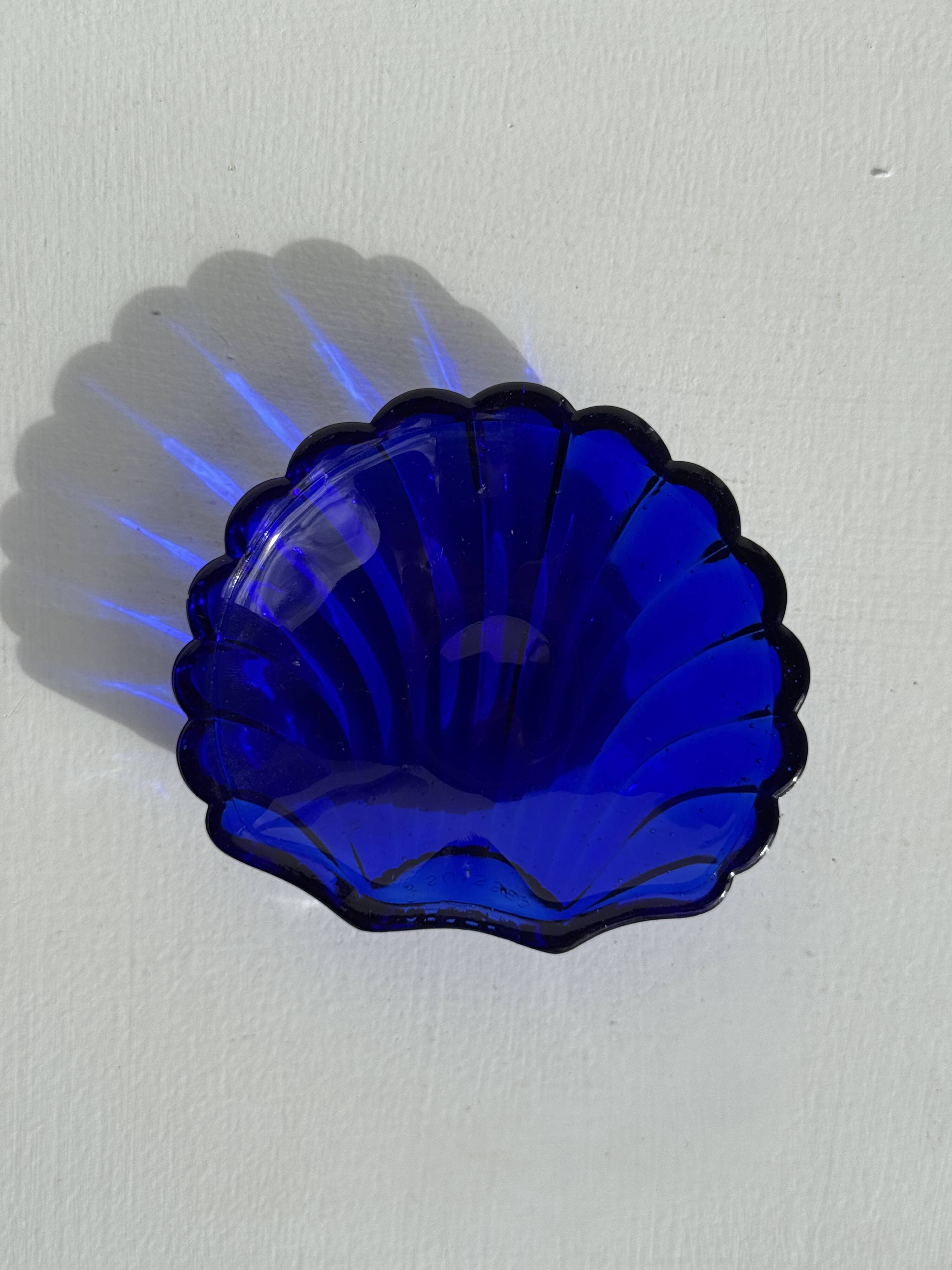 Coupelle coquille en verre bleu D10