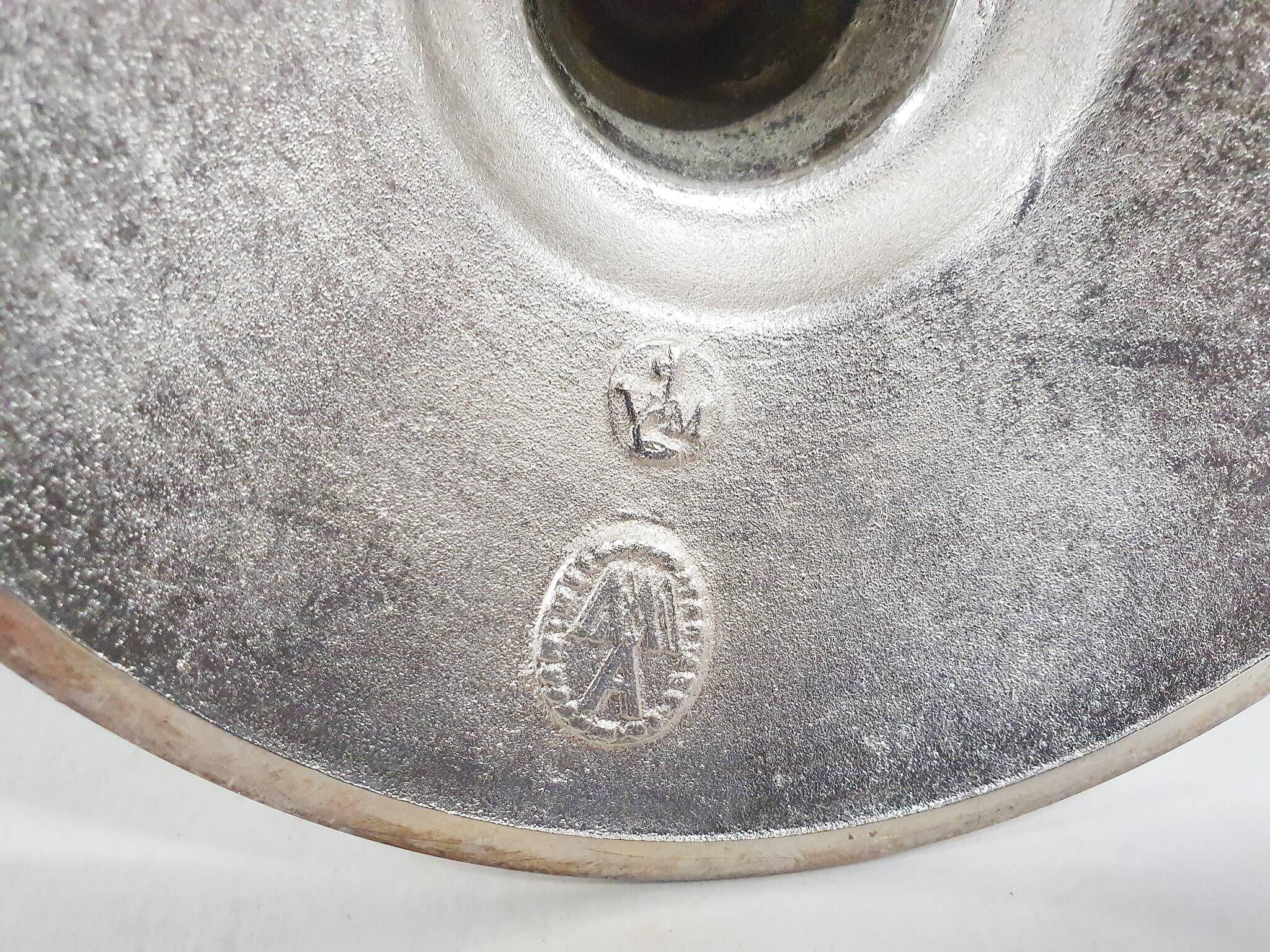 Ensemble de deux bougeoirs en argent, Angleterre, années 1670
