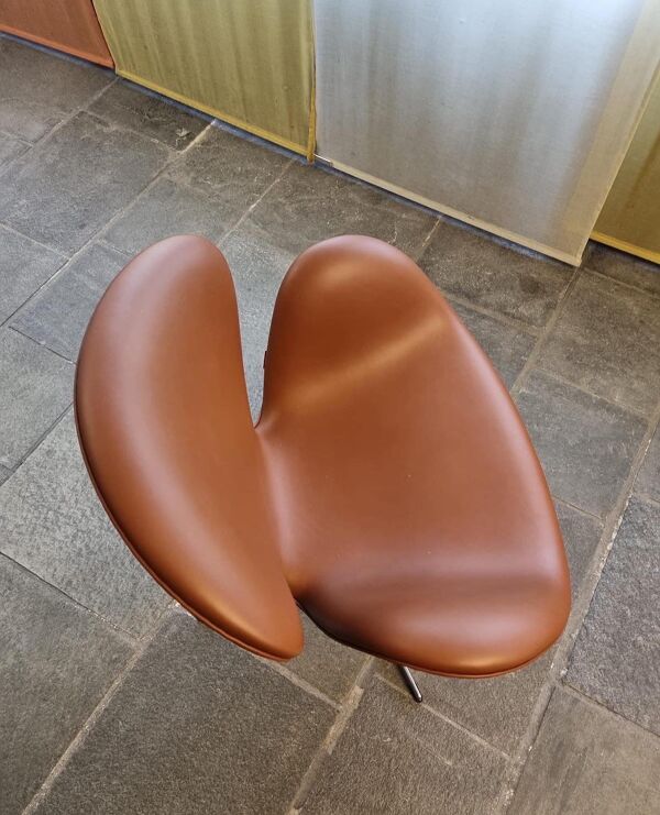 Fauteuil Swan Arne Jacobsen édition Fritz Hansen cuir brun