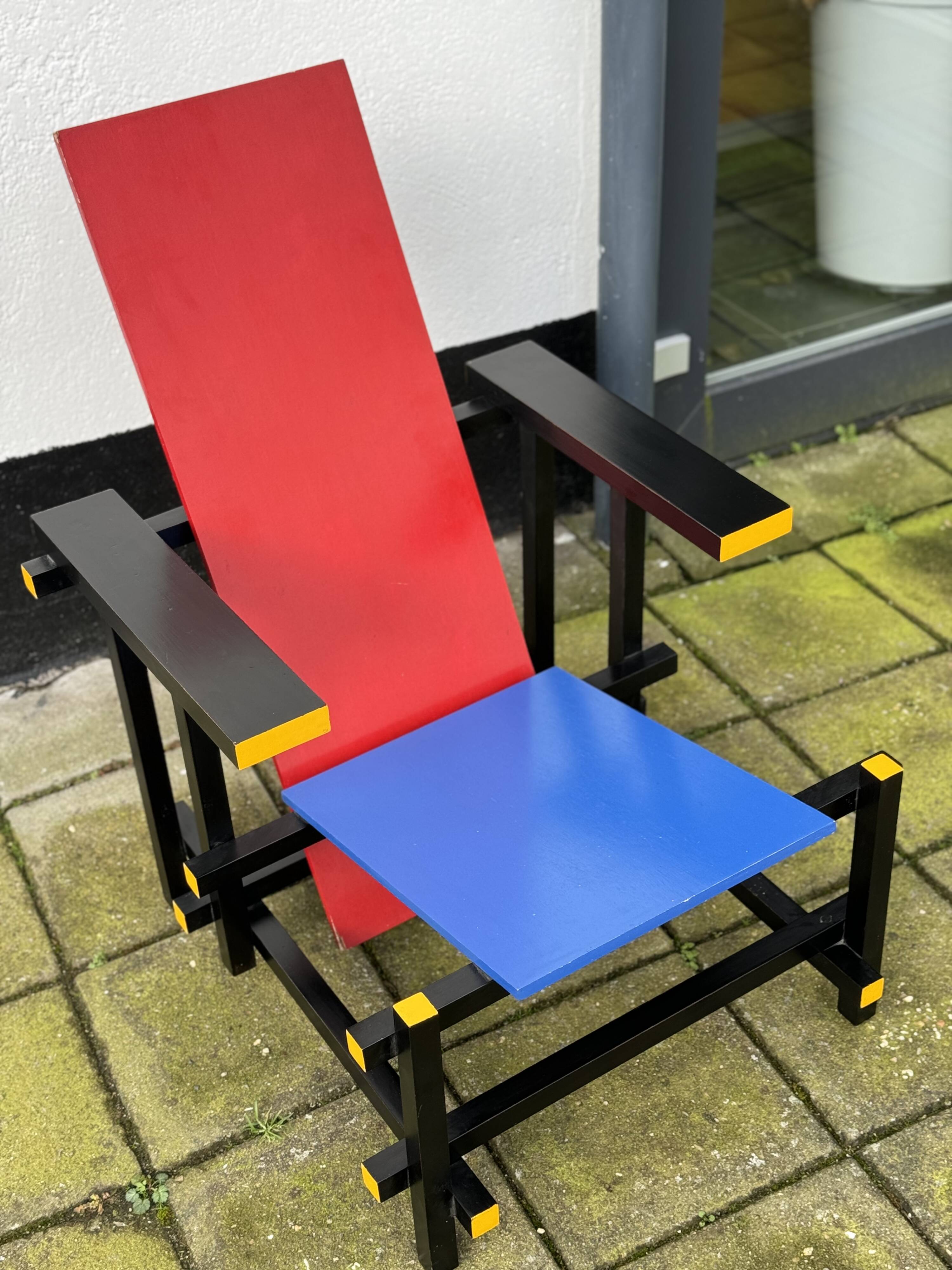 Reproduction de chaise rouge et bleue Rietveld