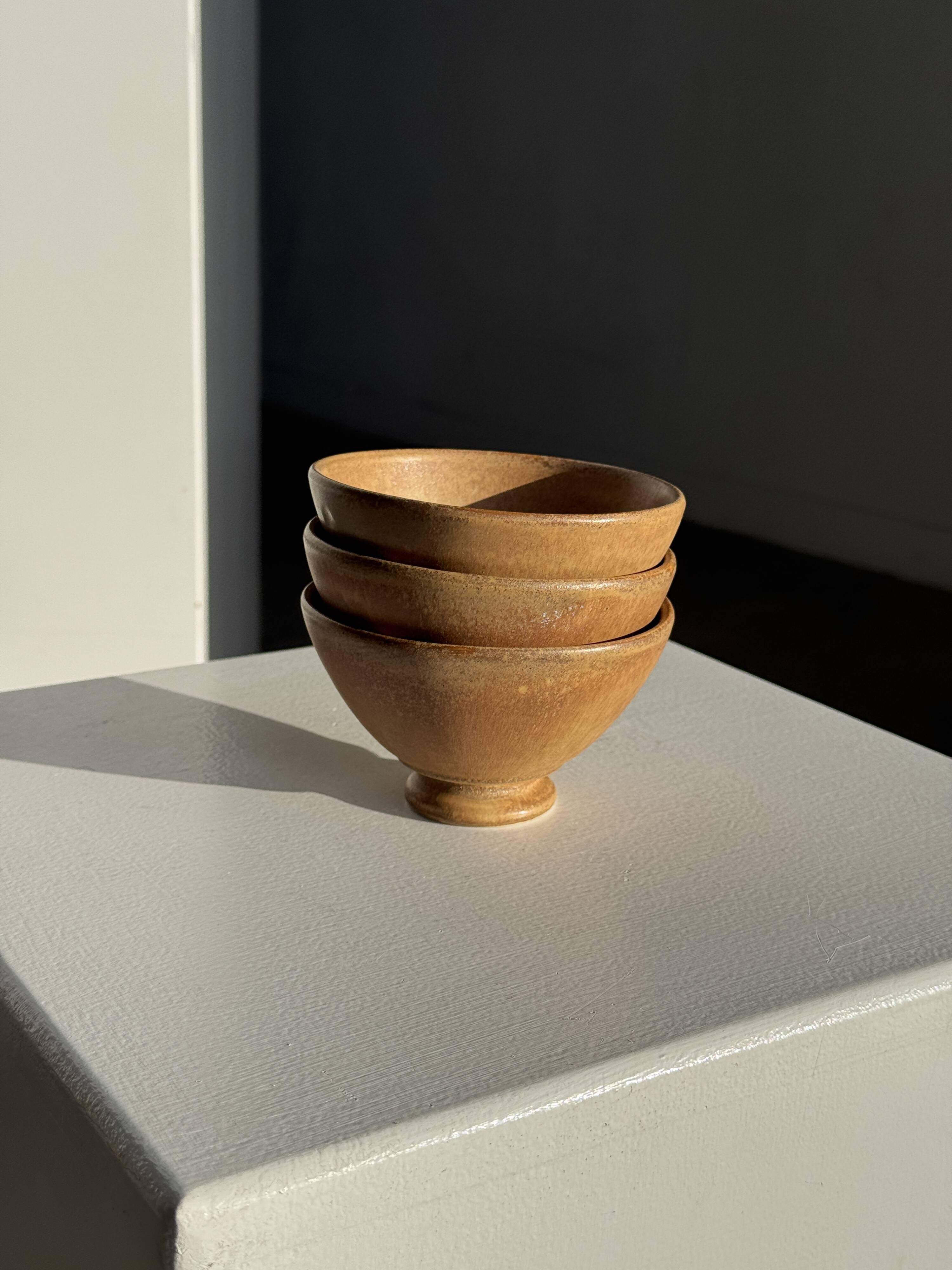 Set of 3 vintage mini bowls on foot, stoneware on pedestal H9 D10.