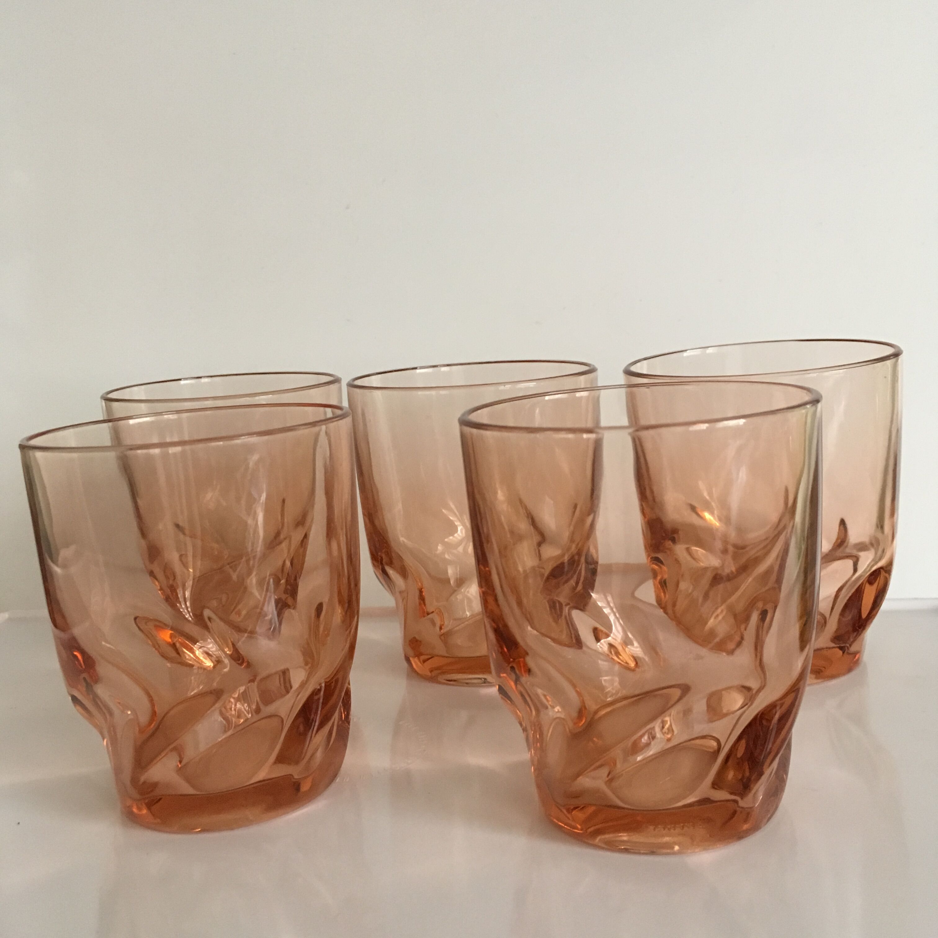 Lot de 5 verres teintés rose à base carré à vague