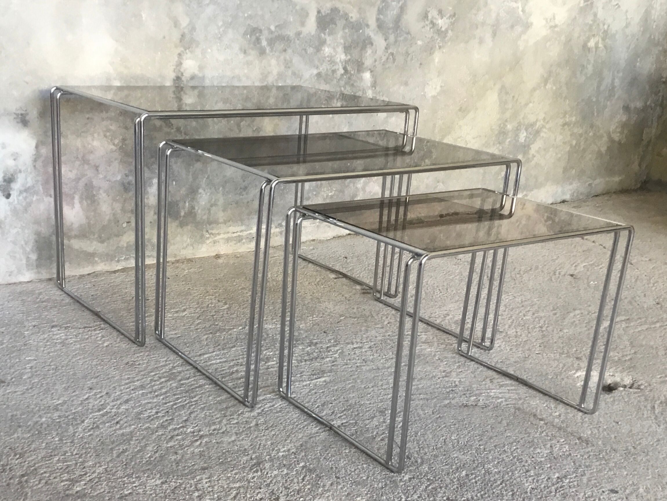 Suite of 3 space-age nesting tables stainless steel and glass - design 1970