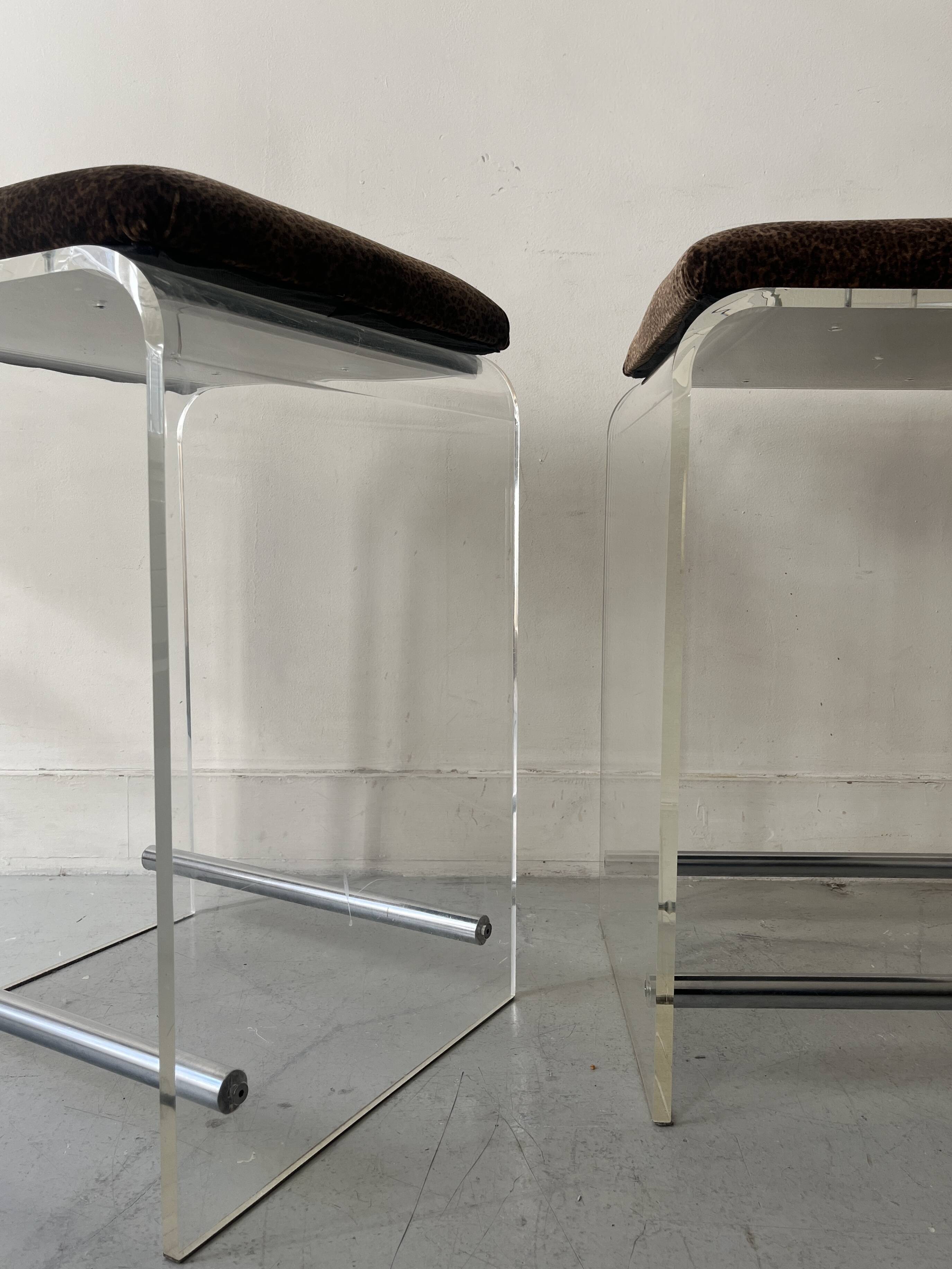 2 tabourets de bar en plexiglas, chrome et velours léopard, 1970