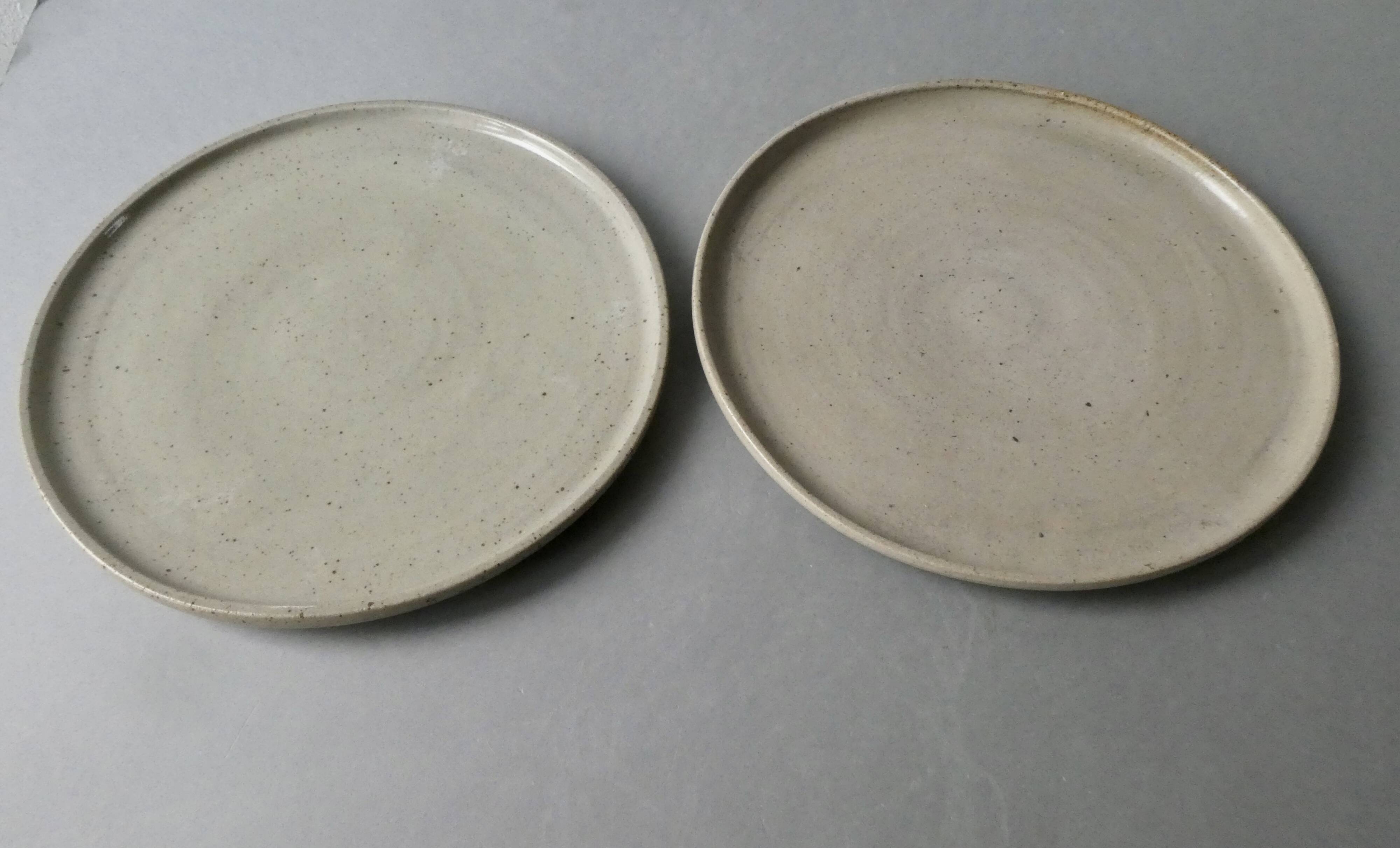 2 stoneware plates or small dishes
