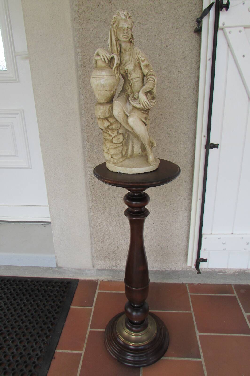 Pedestal table, plant stand or statue