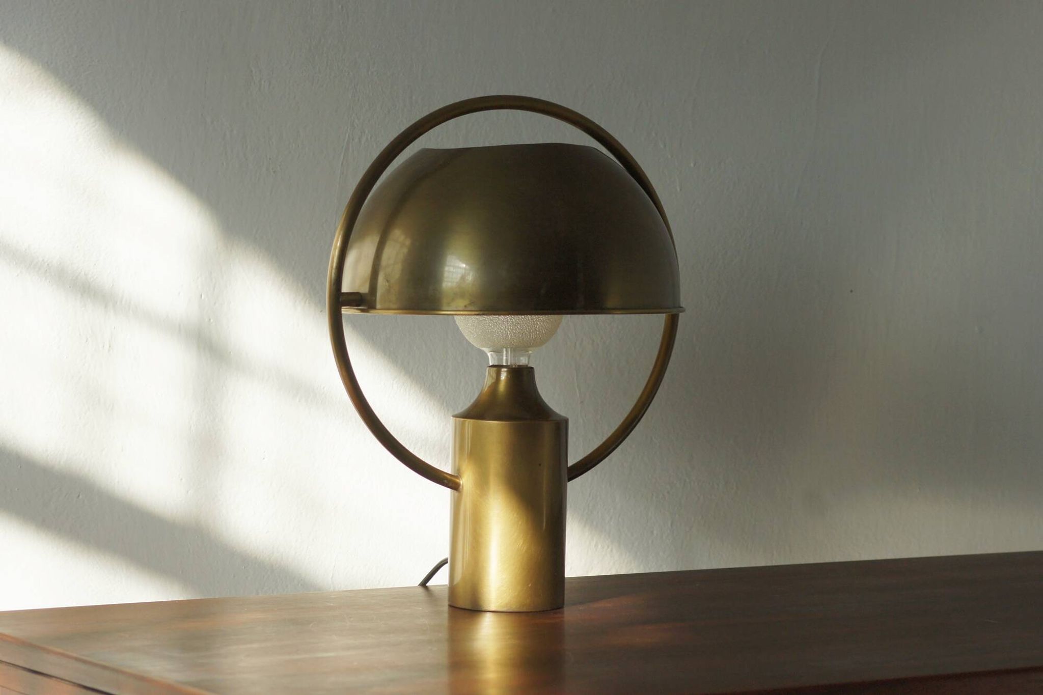 Lampe de table en laiton design Florian Schulz, années 1970.