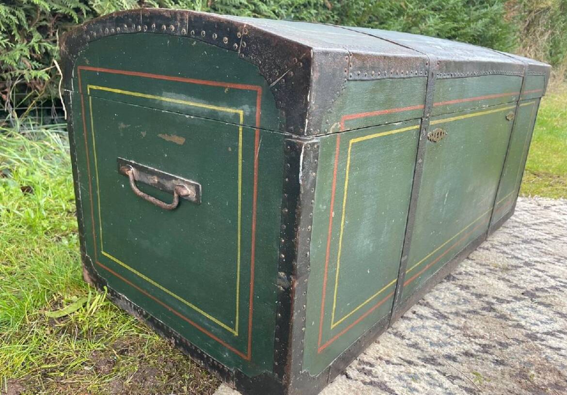 Vintage trunk from the early 19th century