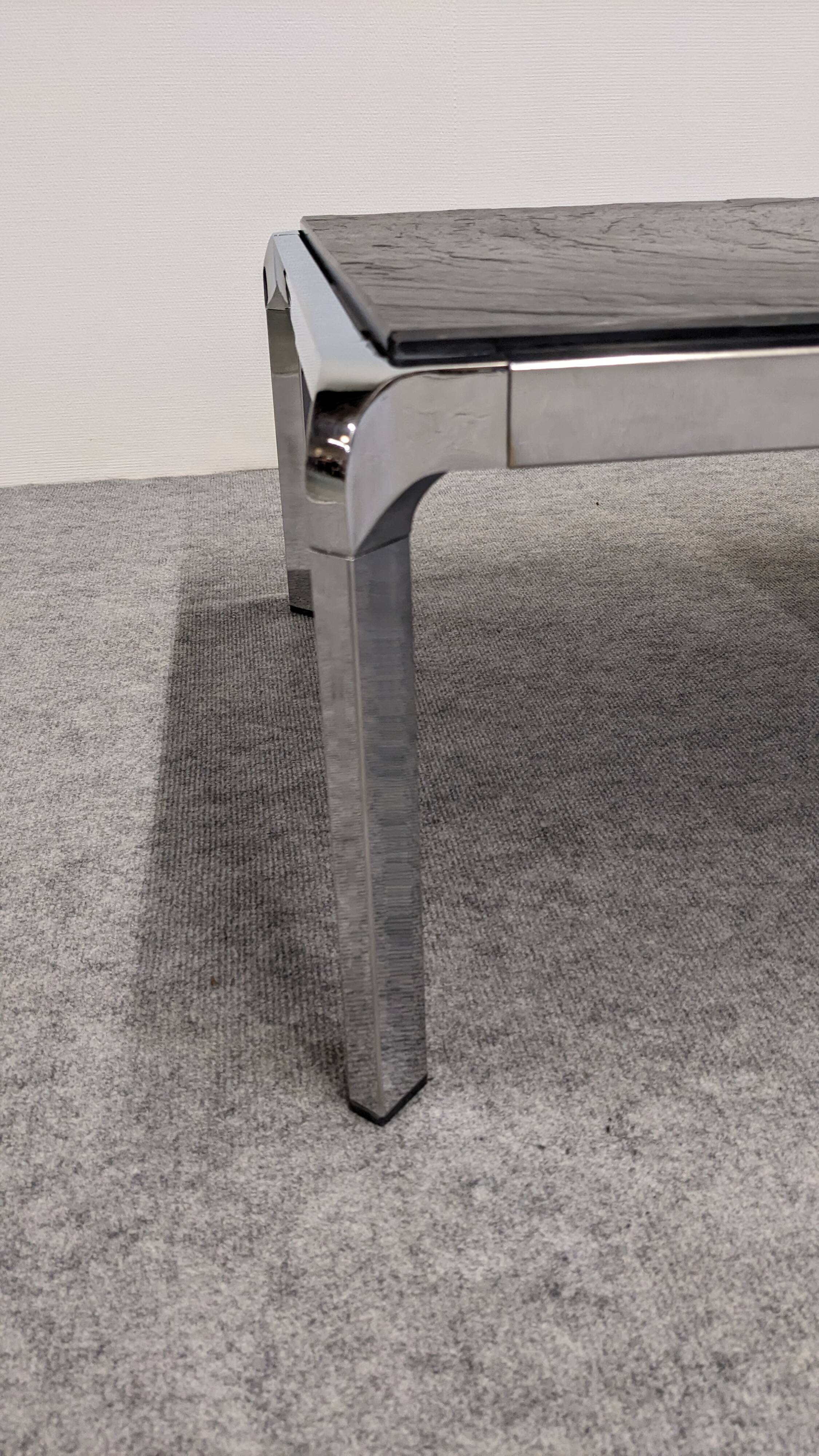 Table basse moderniste en ardoise et métal chromé, Italie vers 1970