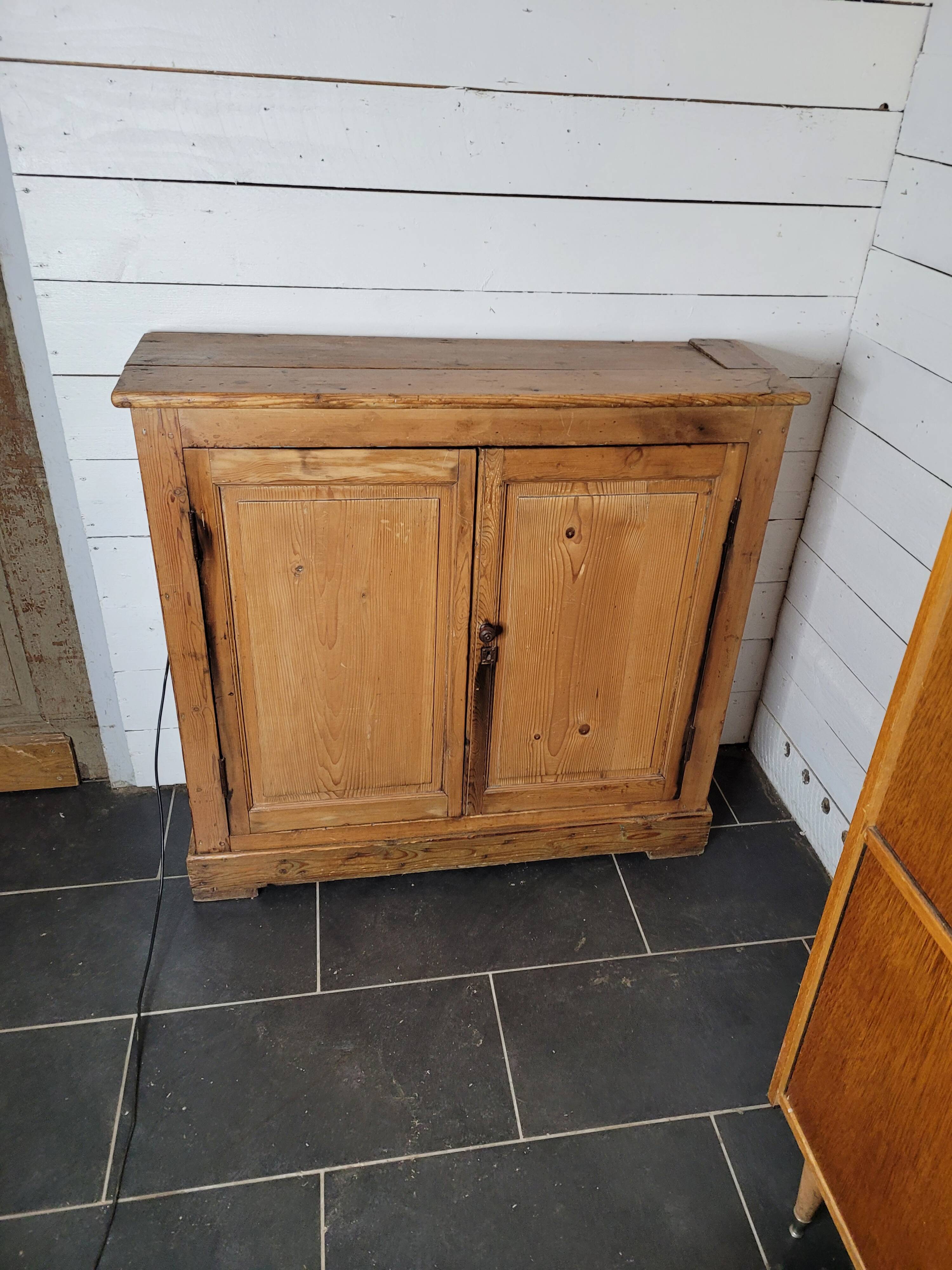 Old 2-door fir sideboard, 104×31cms