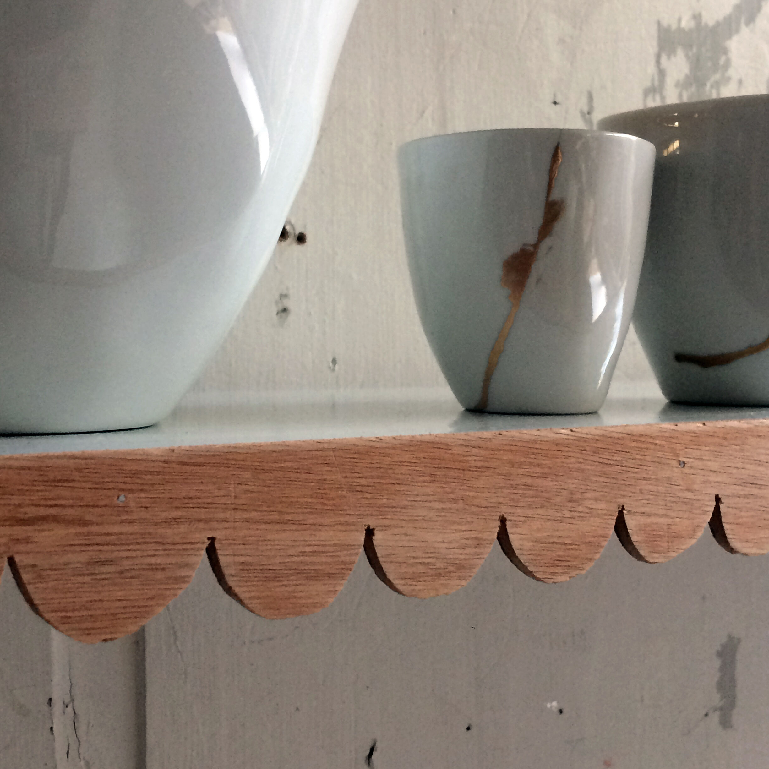Popular art scalloped shelf