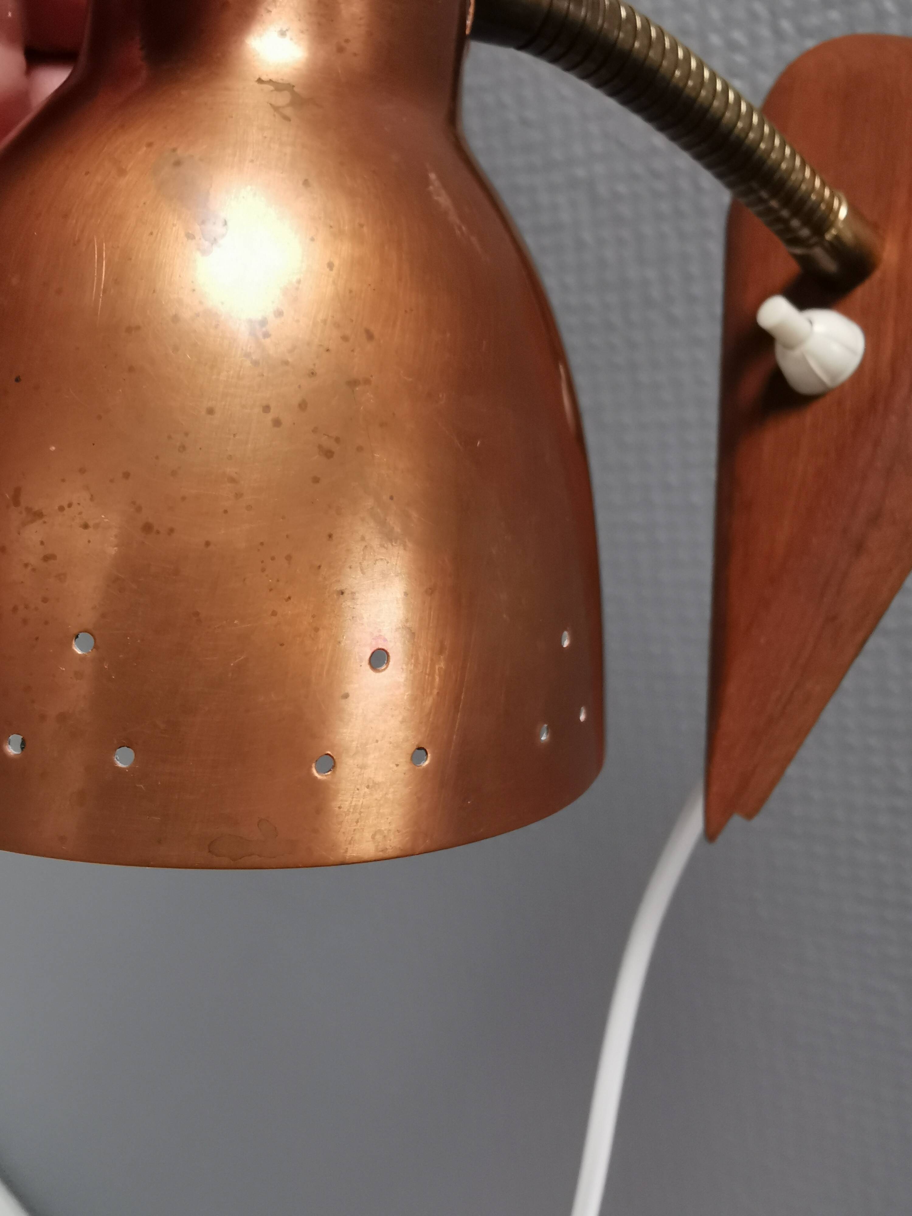 Petite applique danoise en cuivre et teck avec cintrage couleur laiton. Estimation des années 1950-60.