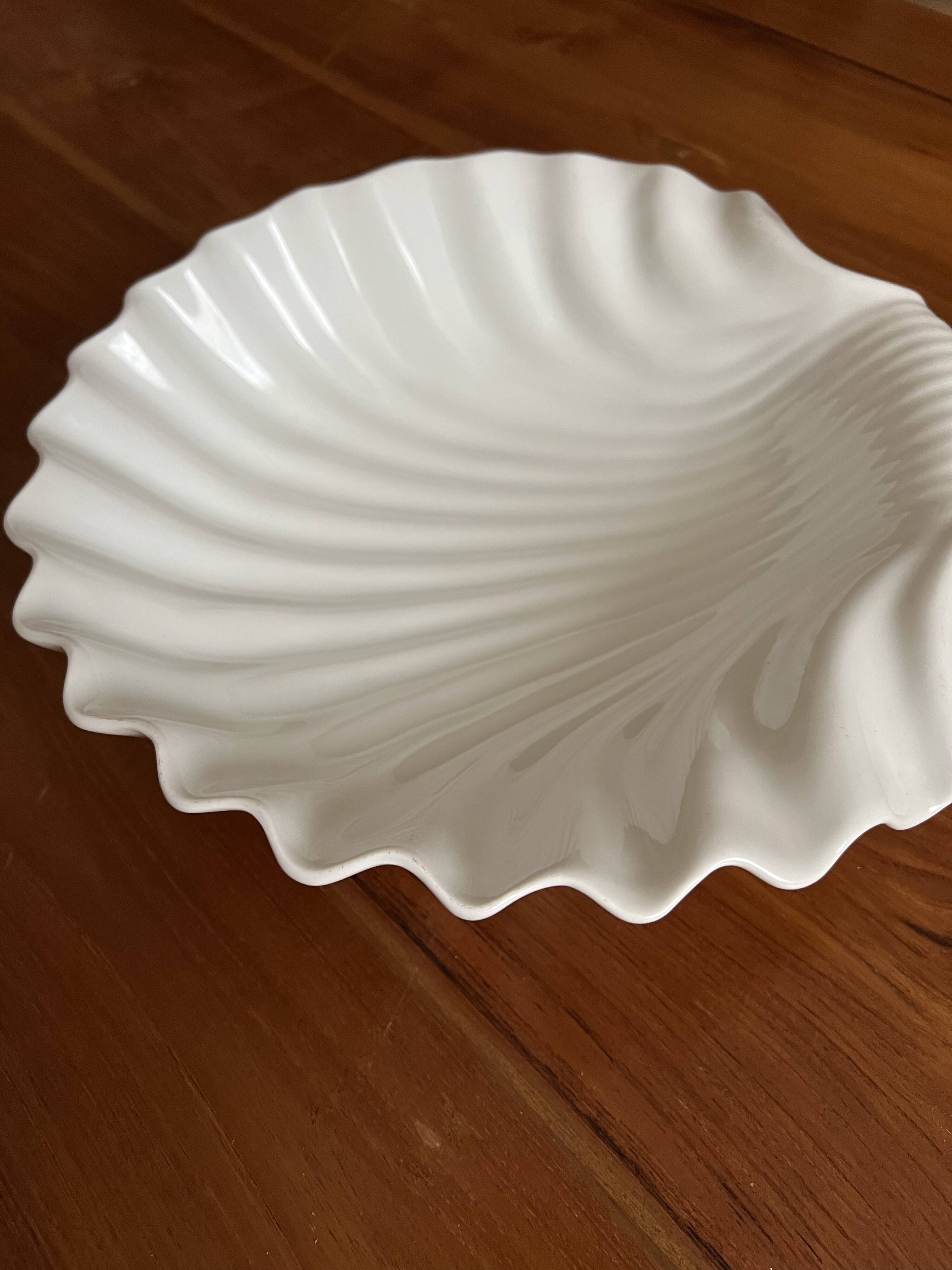 Large shell-shaped dish – white porcelain – Width 31 cm