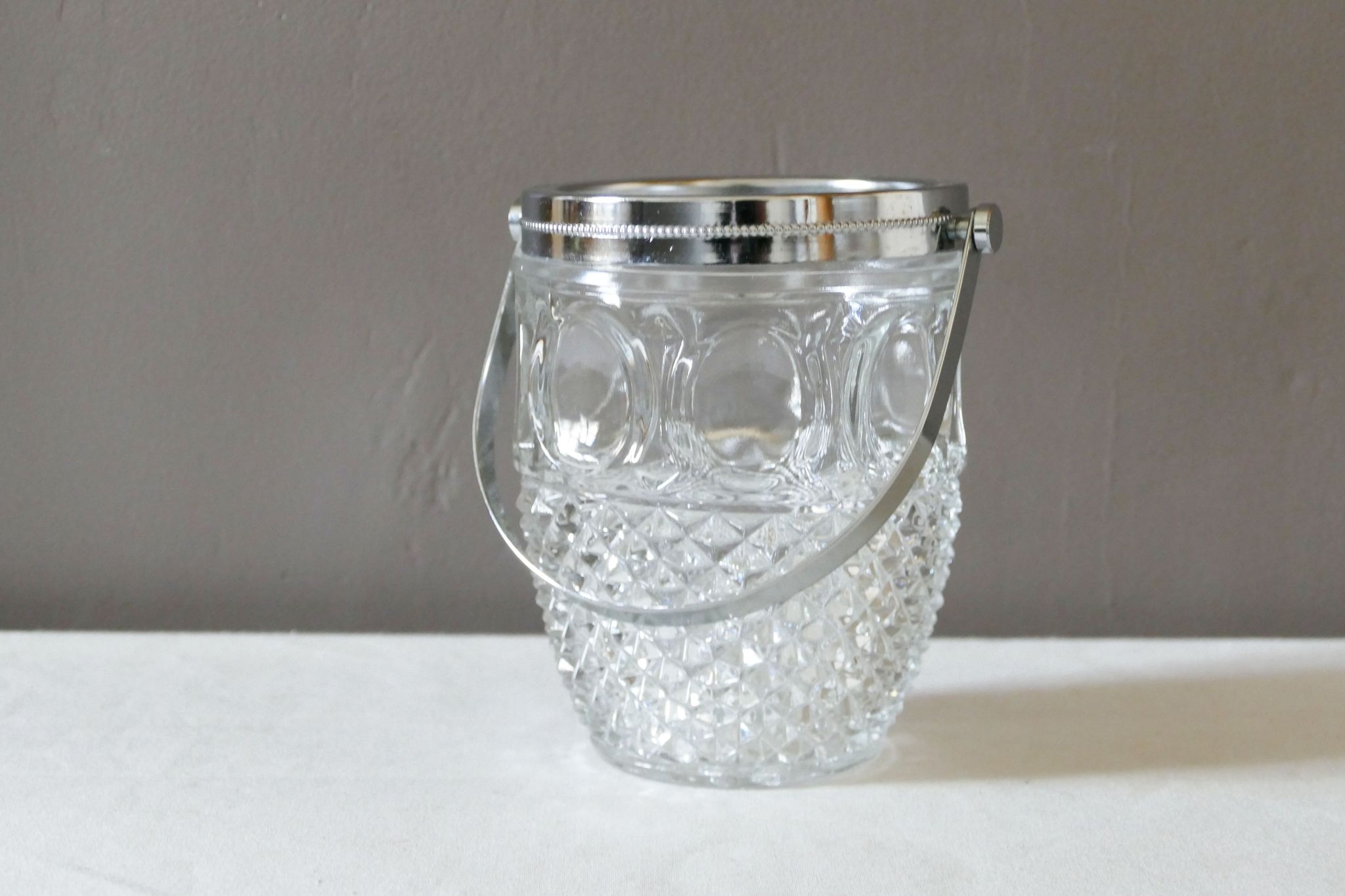 Seau à glace vintage en verre estampillé avec une anse en métal