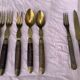 Lot de 7 couverts en bois et metal dore et ciselée, couverts pour enfants, anciens et collector