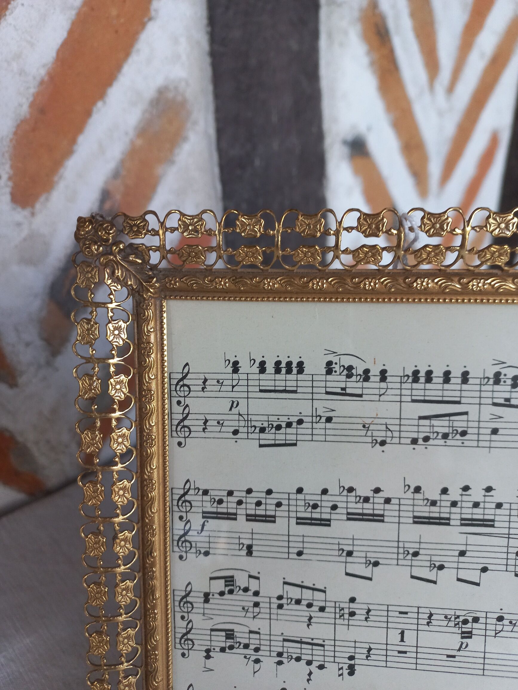 Chiseled gold pose photo frame