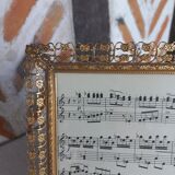 Chiseled gold pose photo frame
