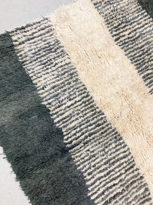 Tapis berbère marocain Boujaad écru à motifs gris 236x170cm