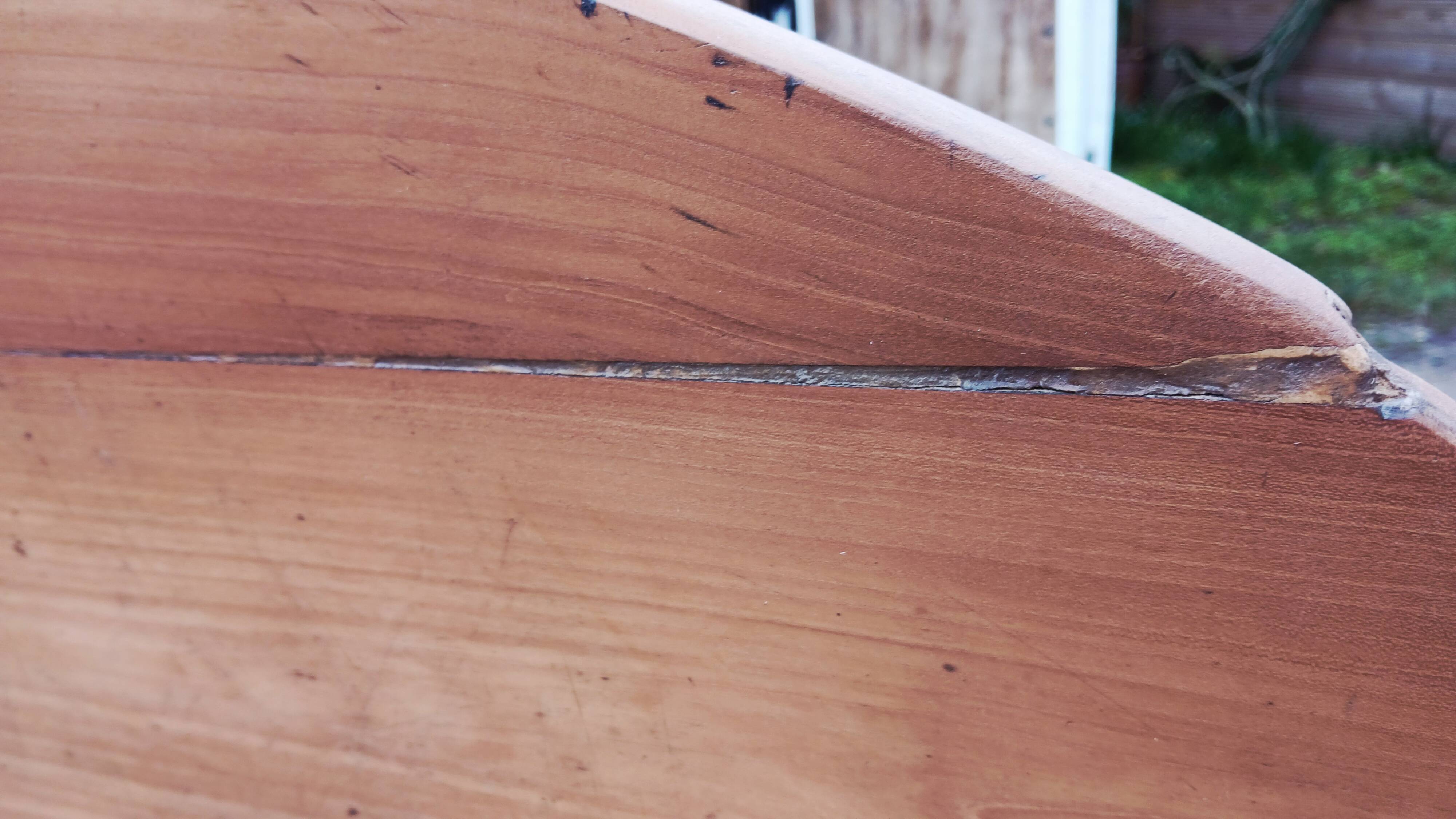 Oval table of grape harvesters from the Southwest in cherry wood