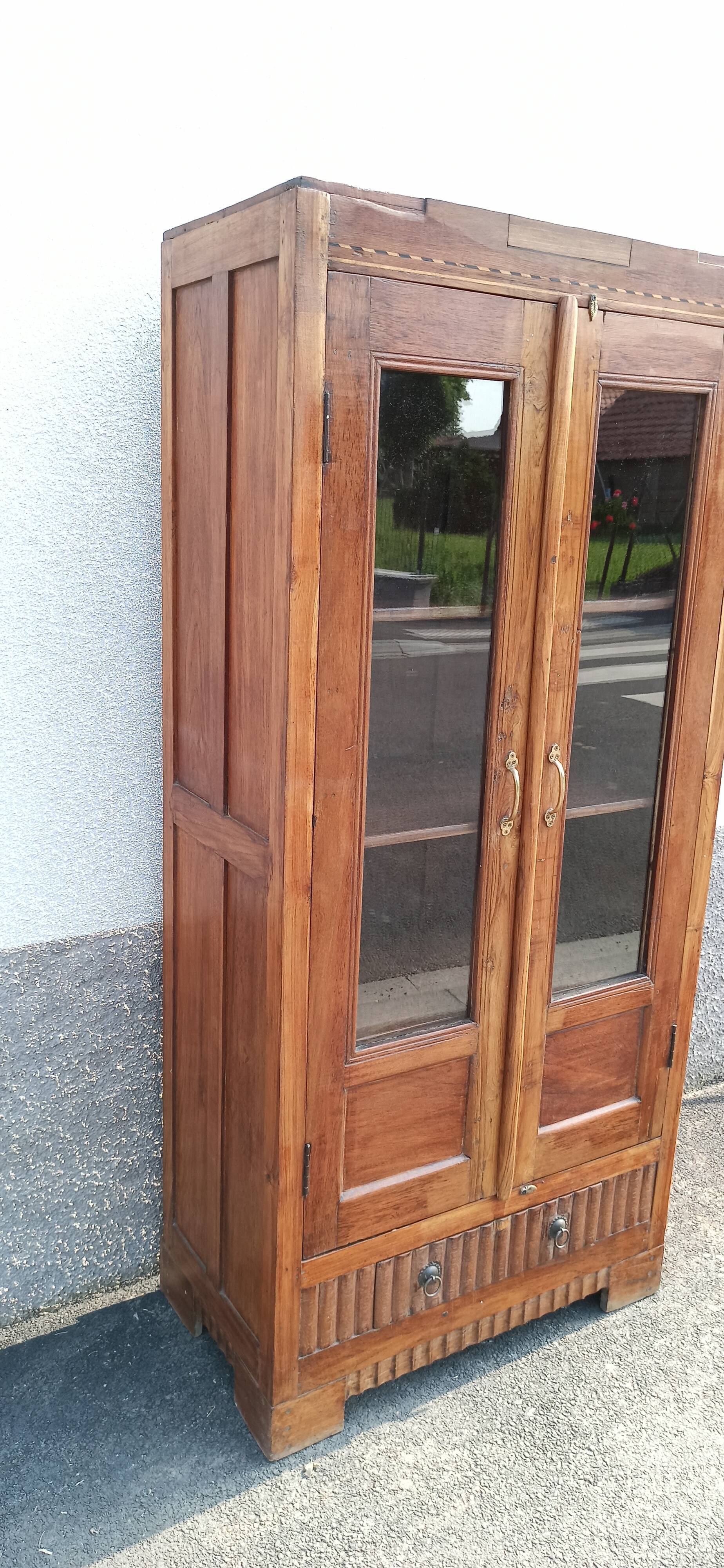Armoire vitrée en teck deux portes et un tiroir