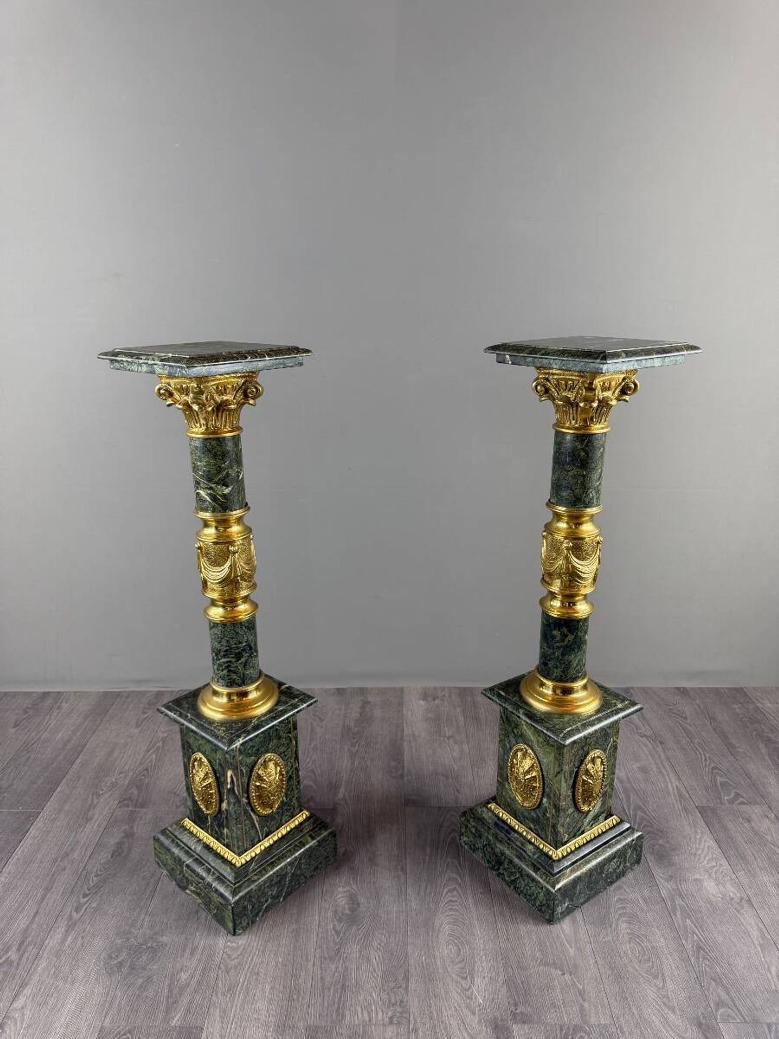 Pair of green marble columns, gilded bronze and gilded brass, 20th Century