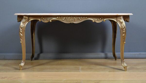 Table basse en marbre et laiton, style Louis XV – milieu XXe