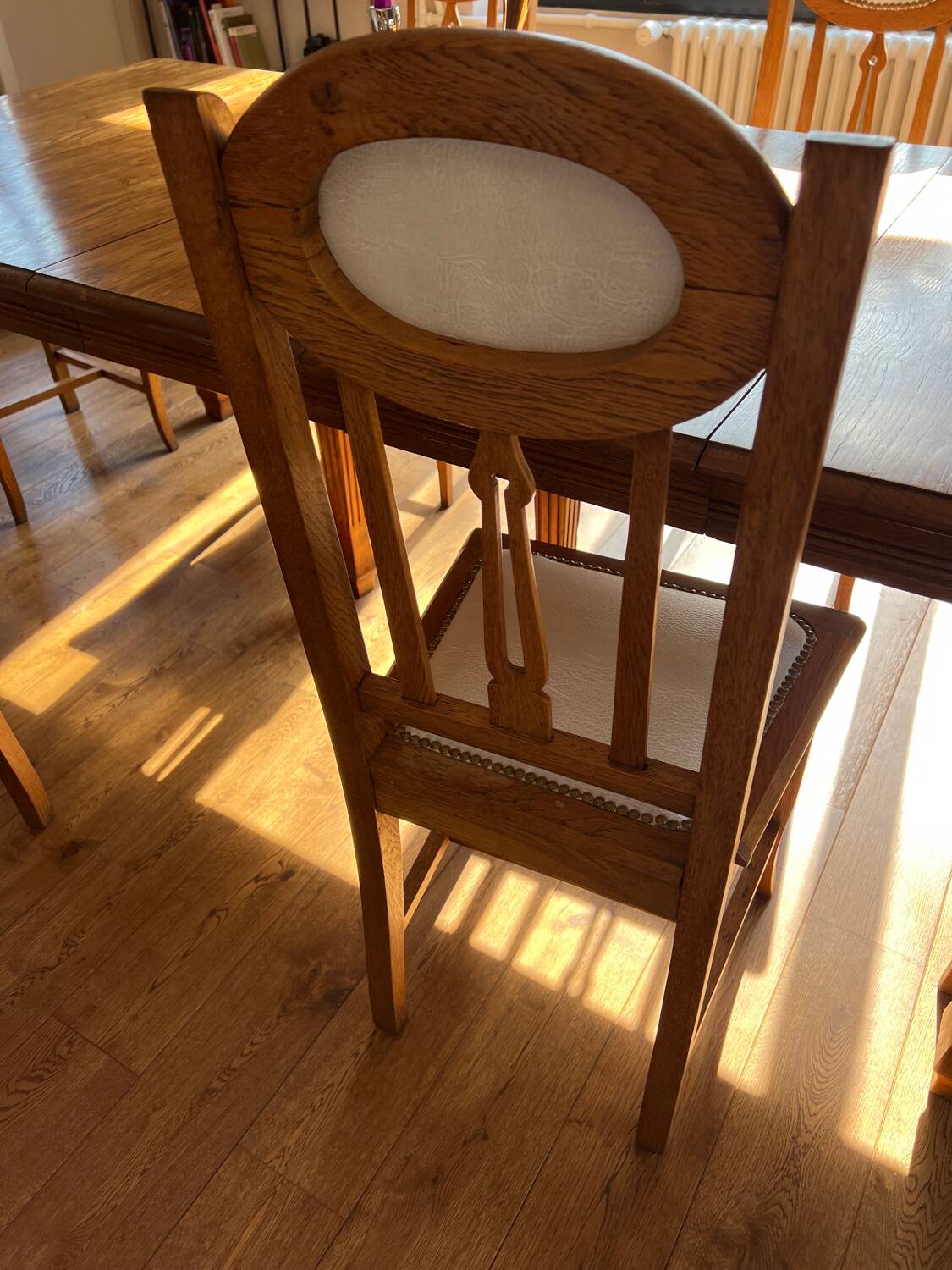 6 chaises en chêne et cuir blanc cassé