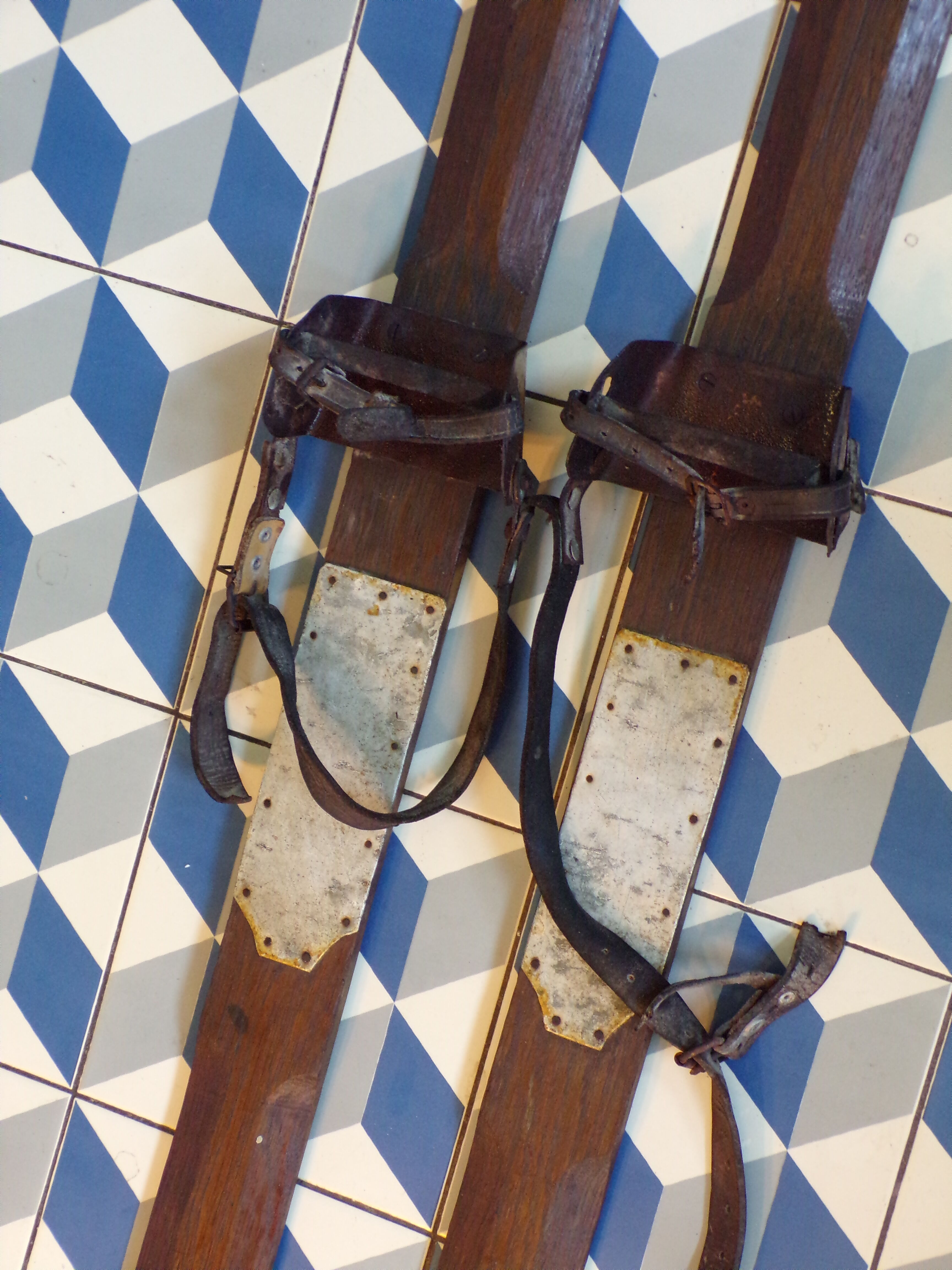 Paire de skis anciens en bois 208cm