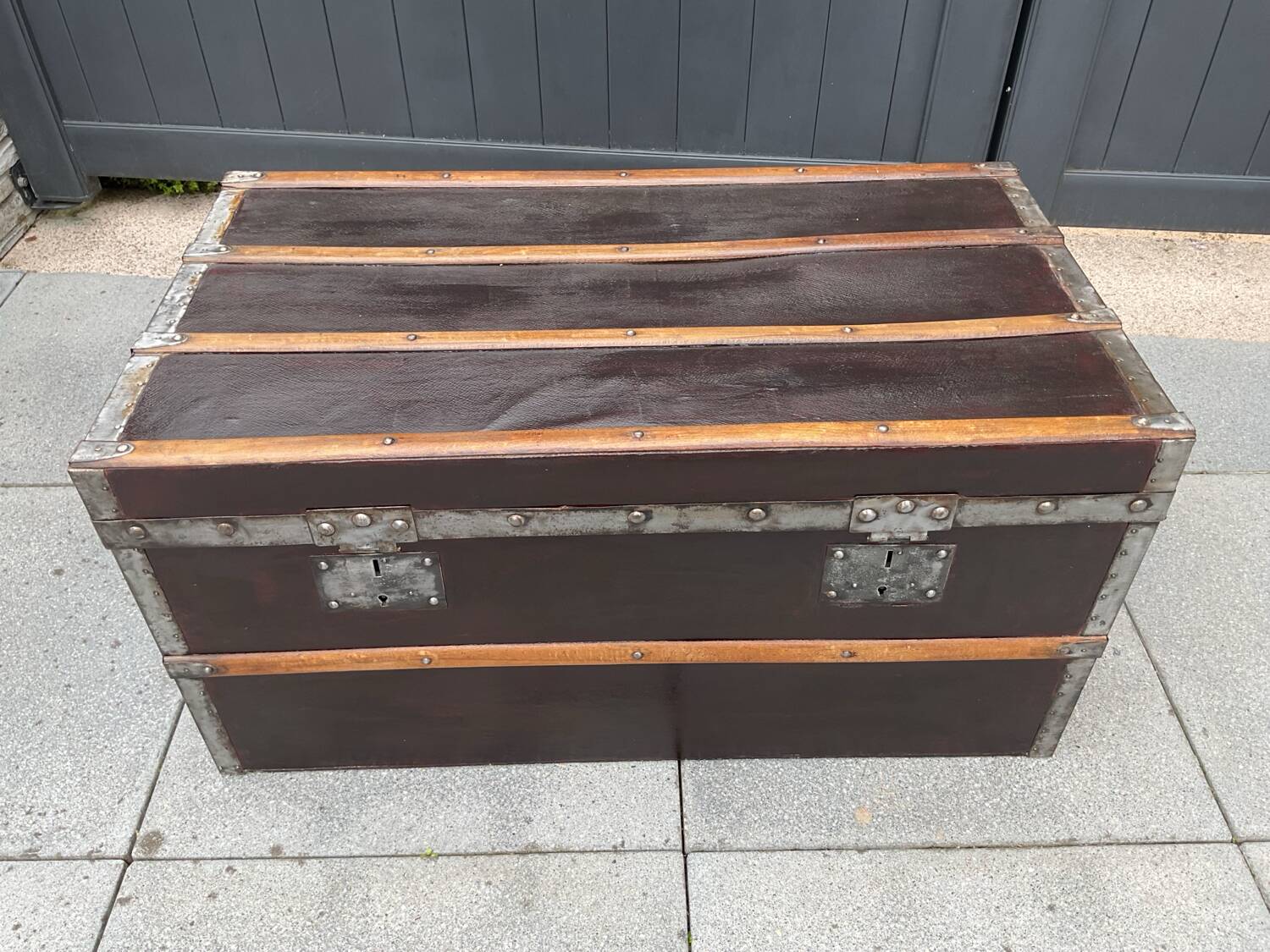 Splendid trunk from the end of the 19th century, old leather look, completely renovated