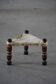 Tabouret africain artisanal vintage, forme triangulaire à 3 pieds, cuir de vache, 20ème siècle