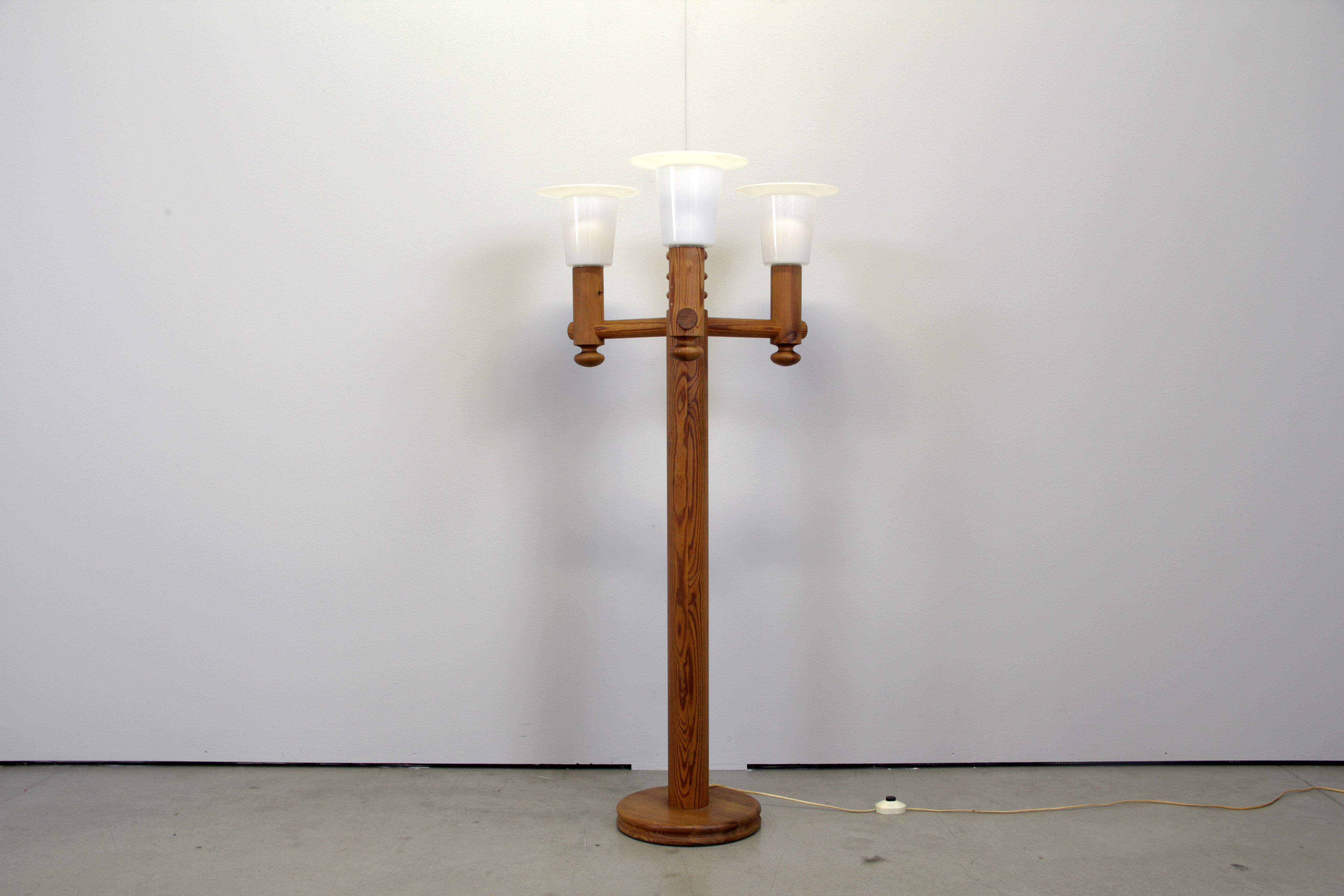 Turned solid pine floor lamp by Uno Kristiansson for Luxus Sweden, 1970s