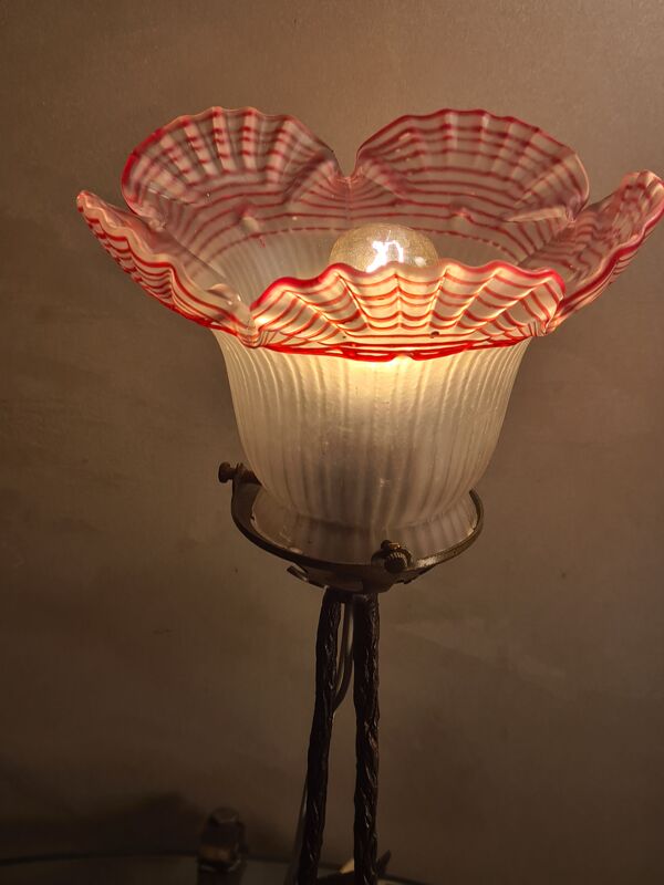 Lampe  fer forgé  1900  verre  dentelle pressé et moulé  a liseré rouge tres rare  tres belle  35x14