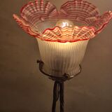 Lampe  fer forgé  1900  verre  dentelle pressé et moulé  a liseré rouge tres rare  tres belle  35x14