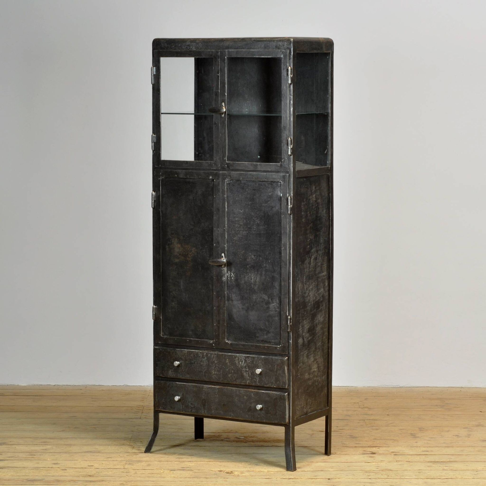Vitrine en métal industriel antique, vers 1920