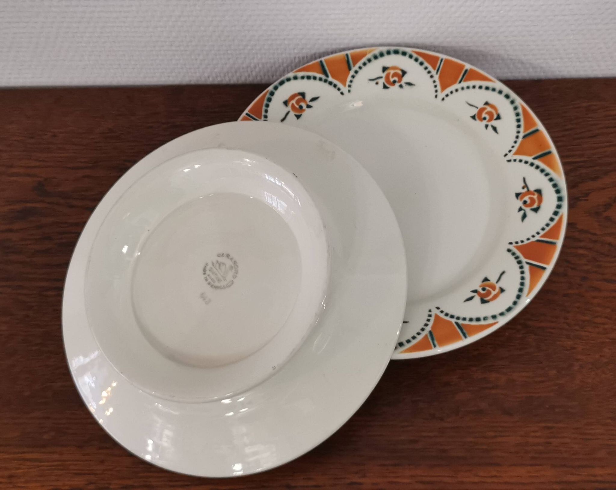 Old round dish on shower stand in art deco earthenware from the 1930s