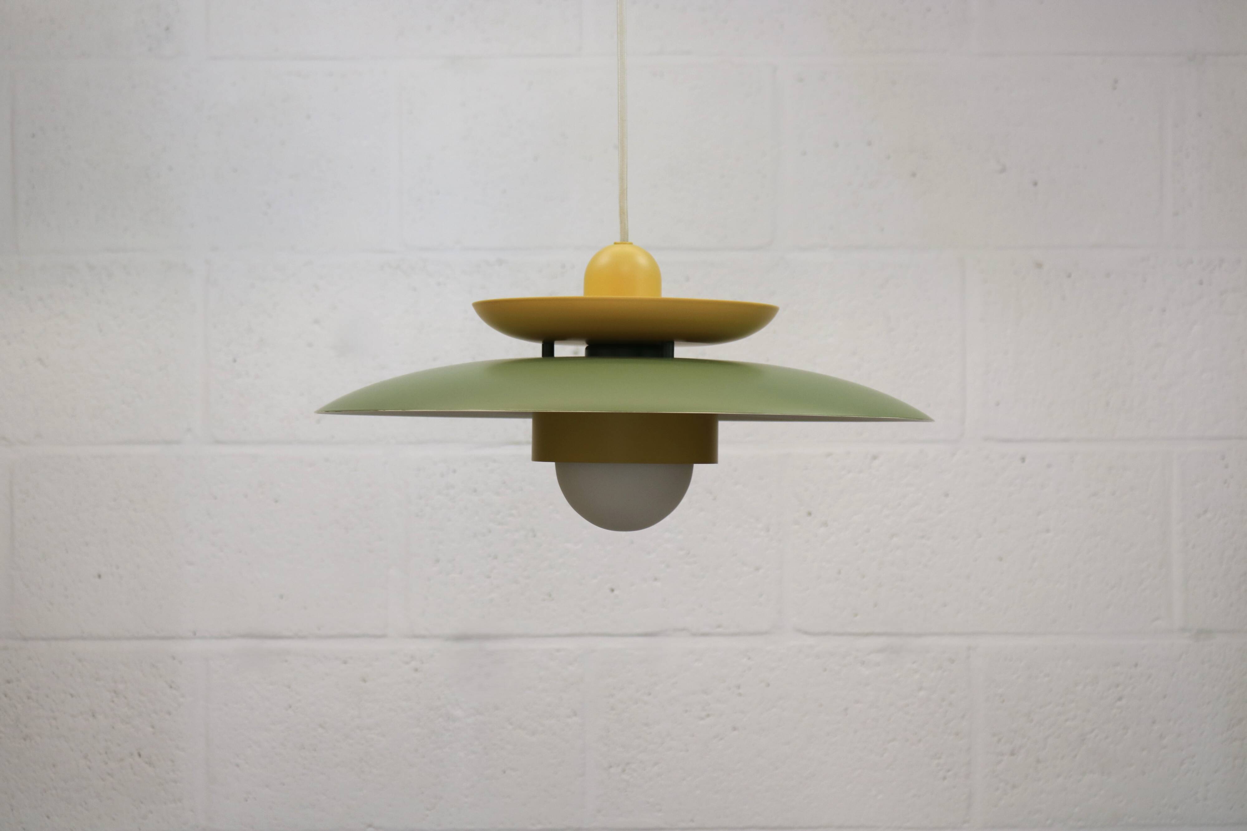 Lampe suspendue laquée verte vintage - Danemark 1980 -