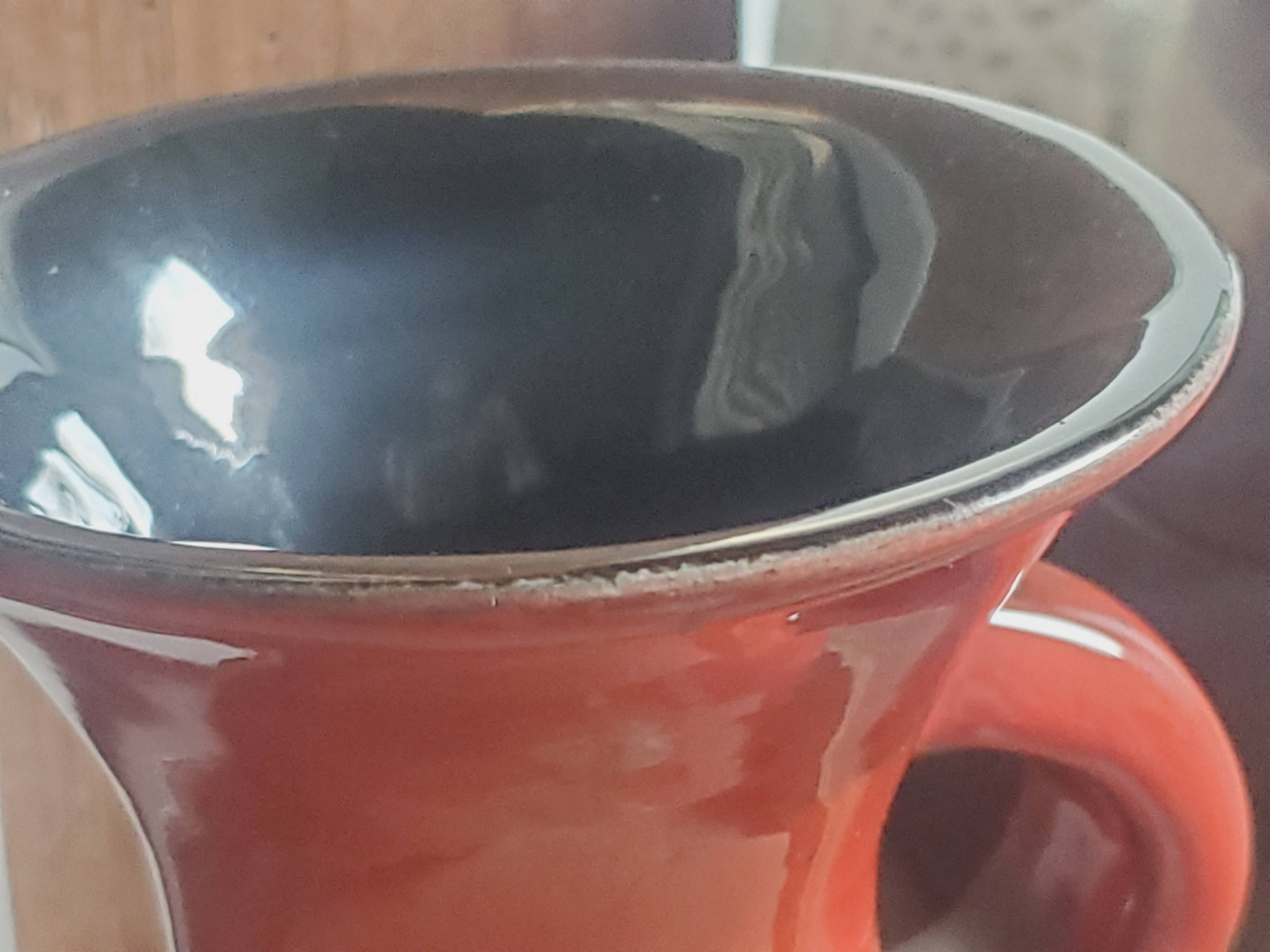 Vintage Français années 1960 Jean de Lespinasse, JdL 330, Vase ovale émaillé rouge avec portrait féminin.