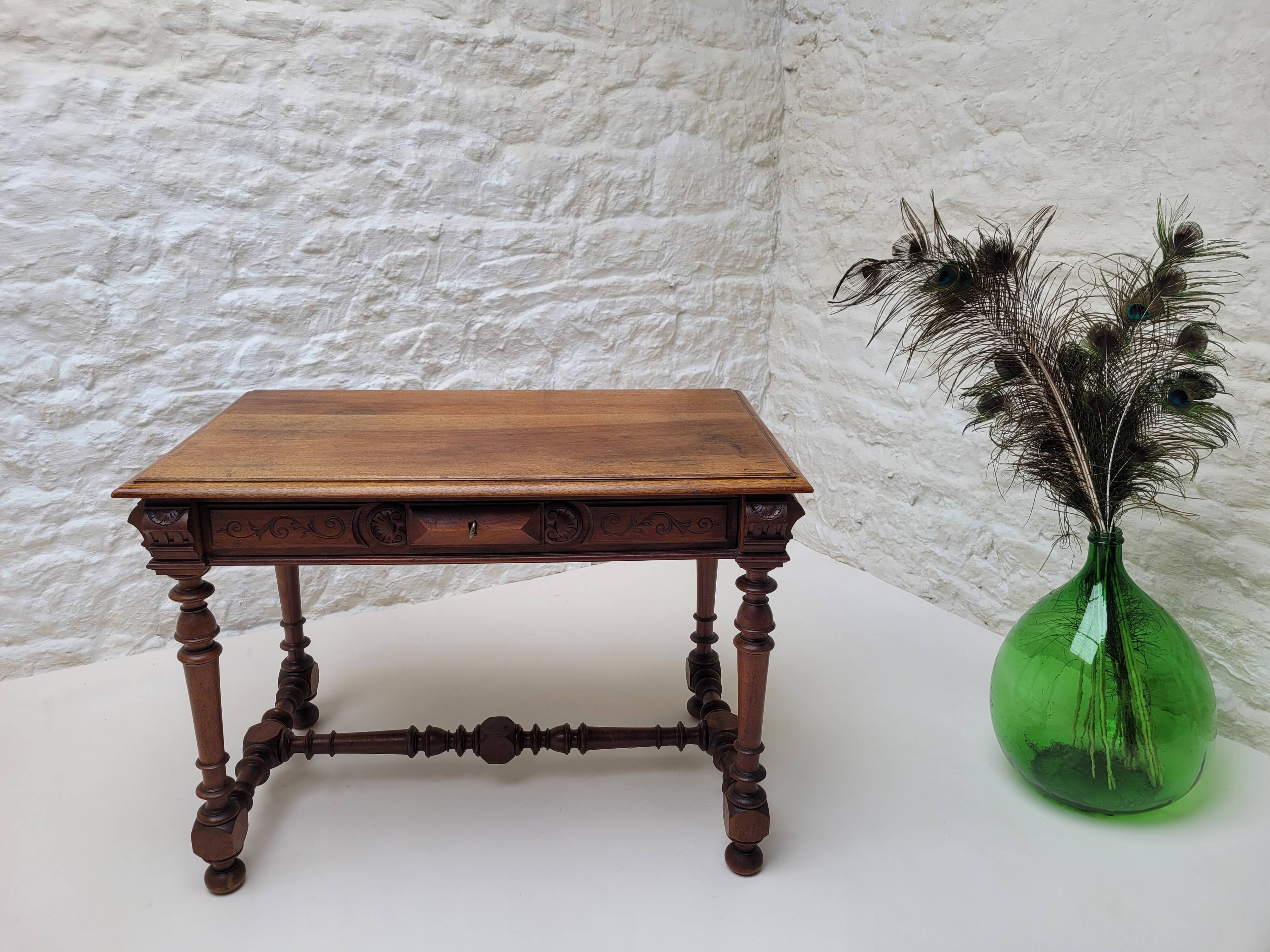 Ancienne table a ecrire bois perlé Louis XIII
