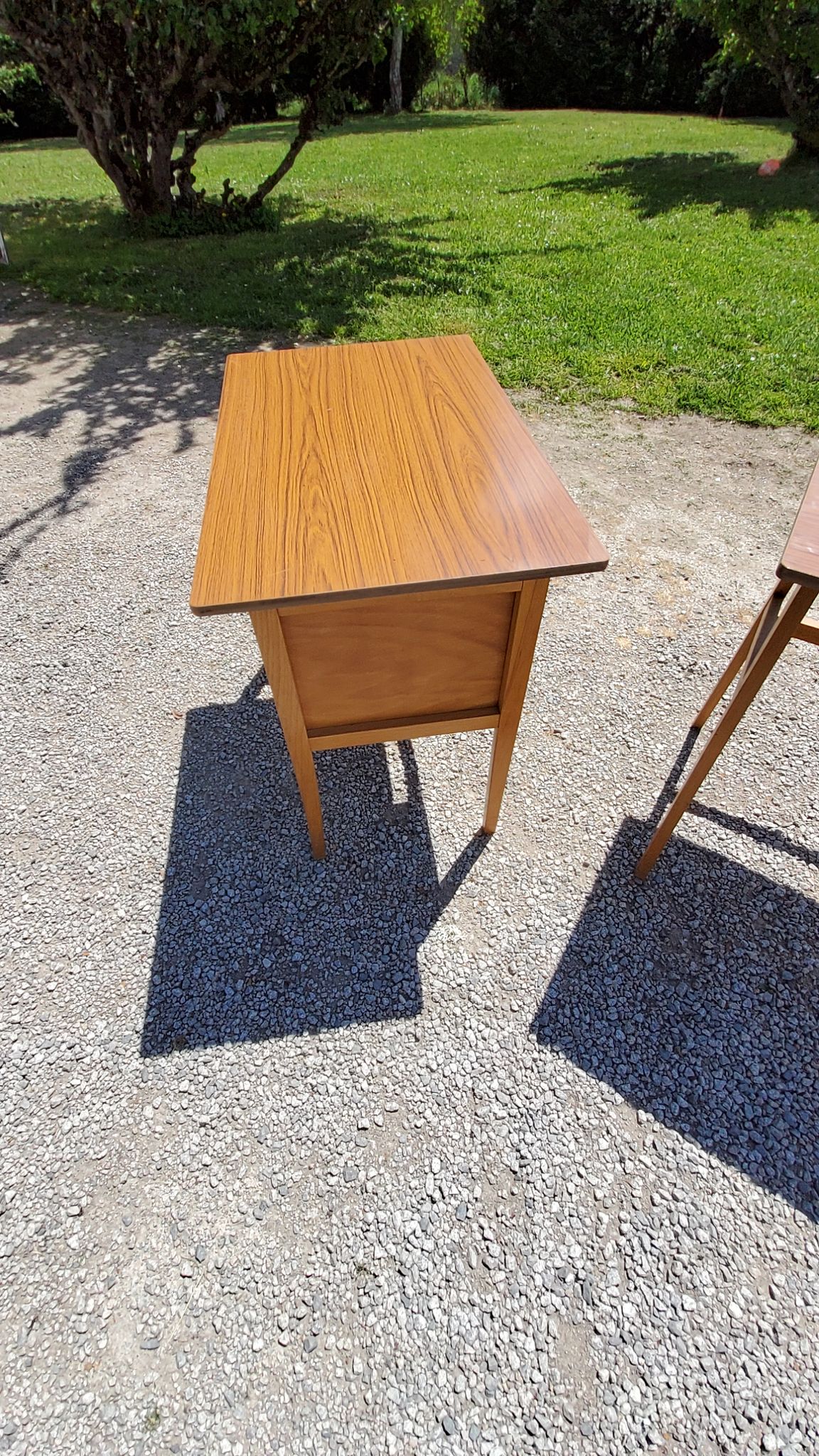 Bureau des années 50 pieds compas en hêtre blond et formica 3 tiroirs