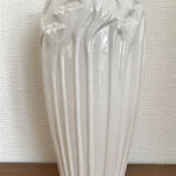 Vase blanc art nouveau avec fleurs et libellules