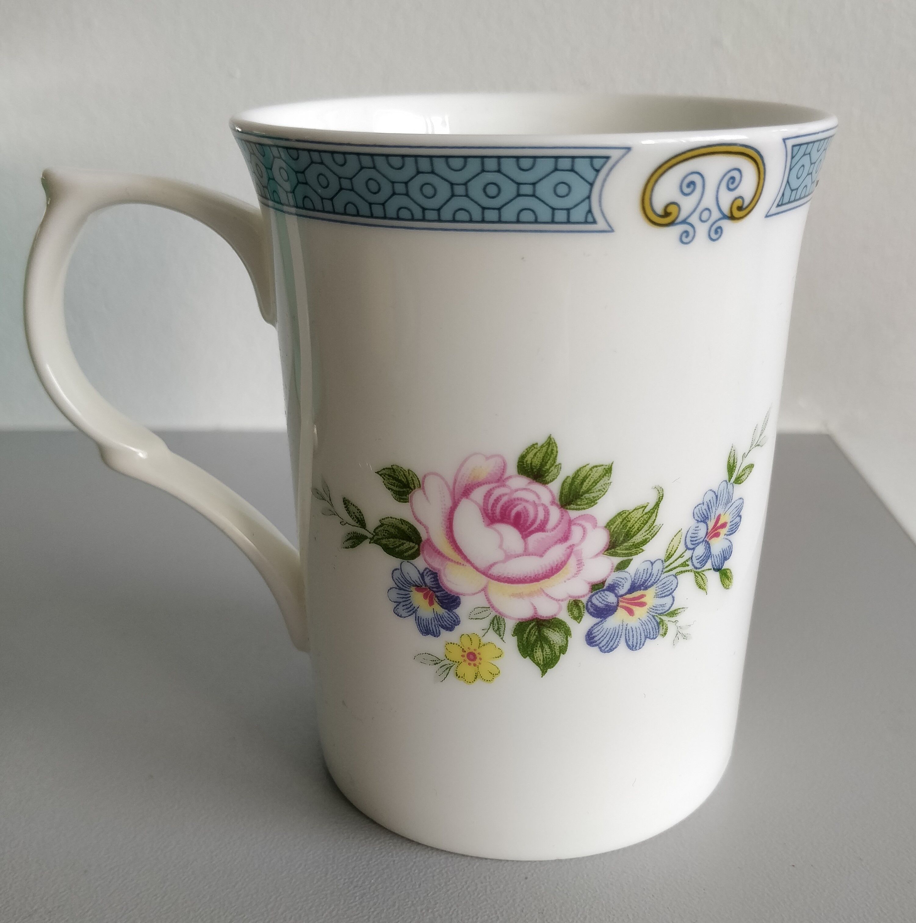 Mug in fine english porcelain windsor- very good condition.
