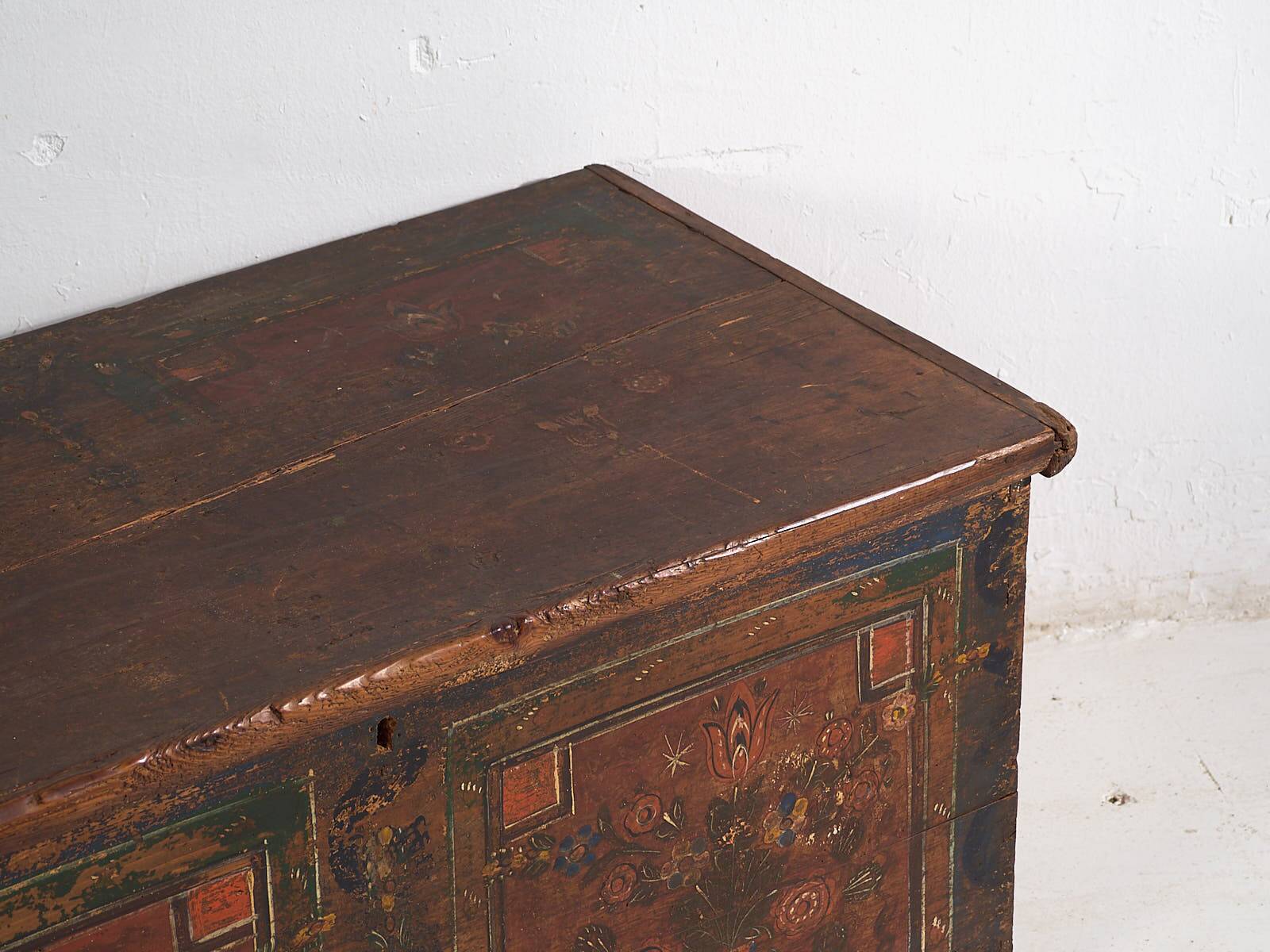 Malle ancienne à motifs floraux (c.1920)