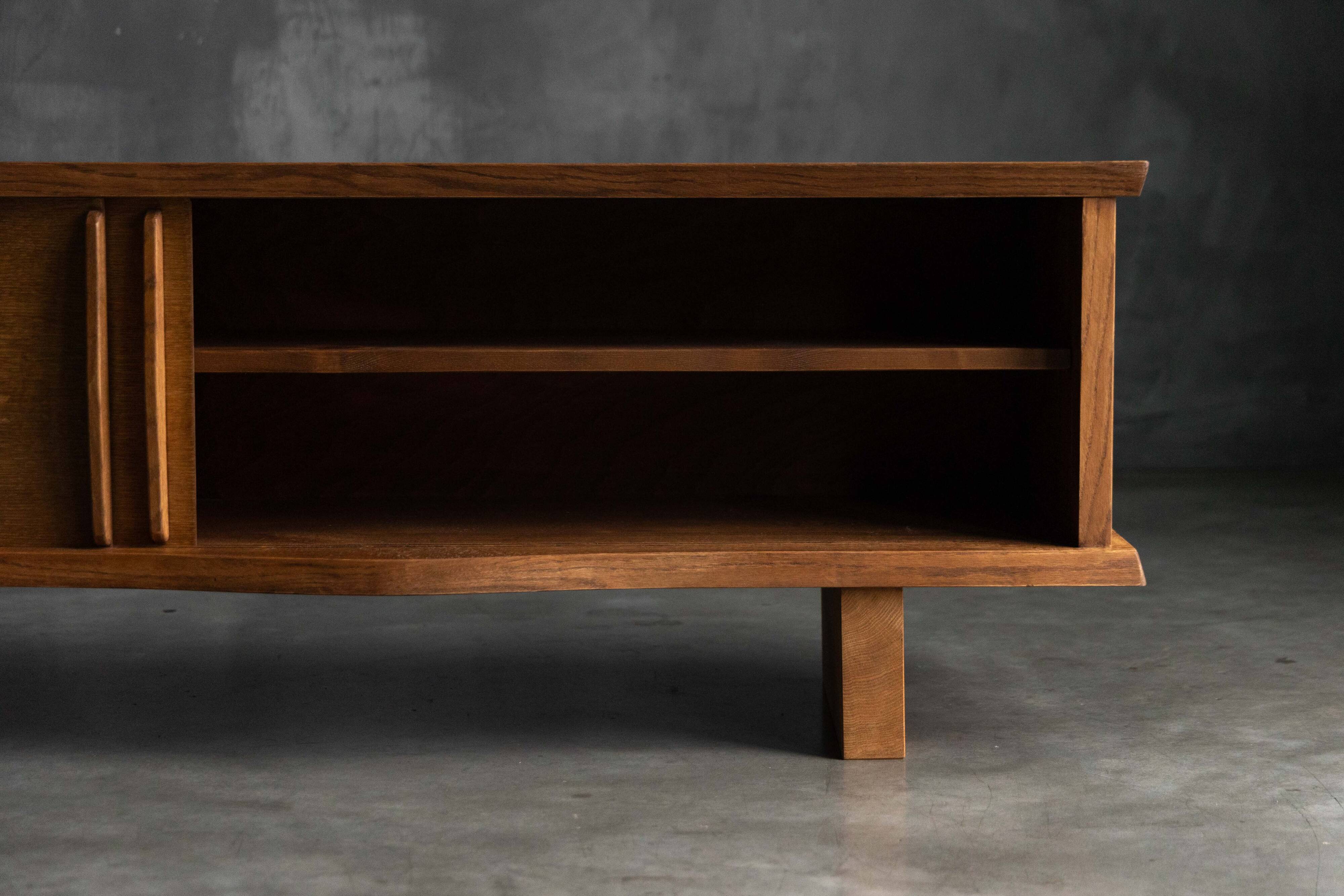 Buffet dans le style de Charlotte Perriand et Jean Prouvé, France, années 1970.
