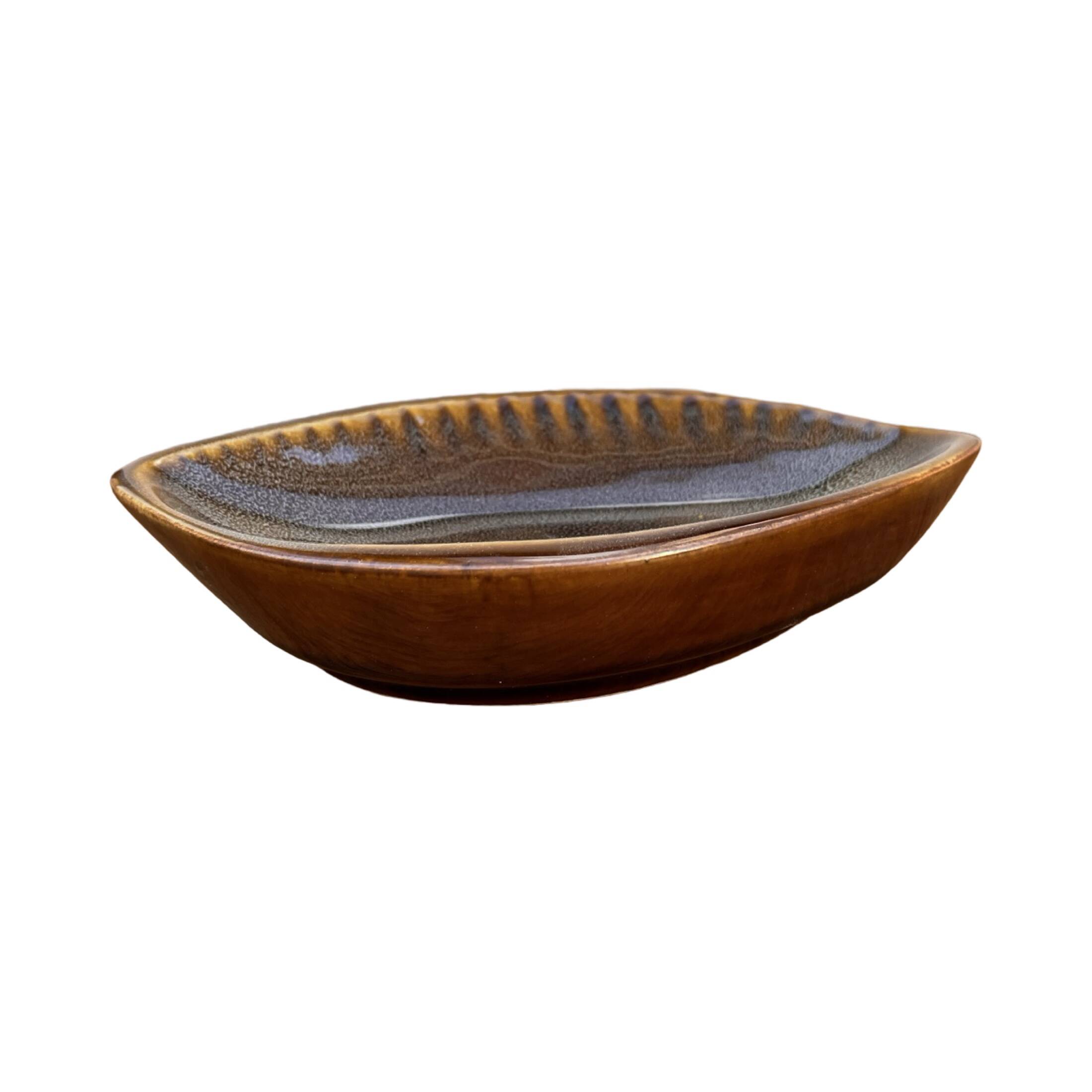 Cendrier en porcelaine en forme de feuille, conçu par A. Sadulski, Mirostowice, années 1970.