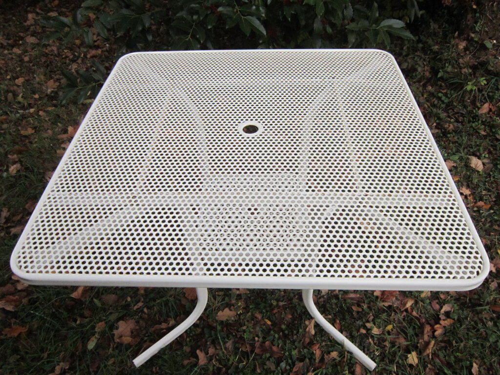 Table de jardin en métal perforé Emu