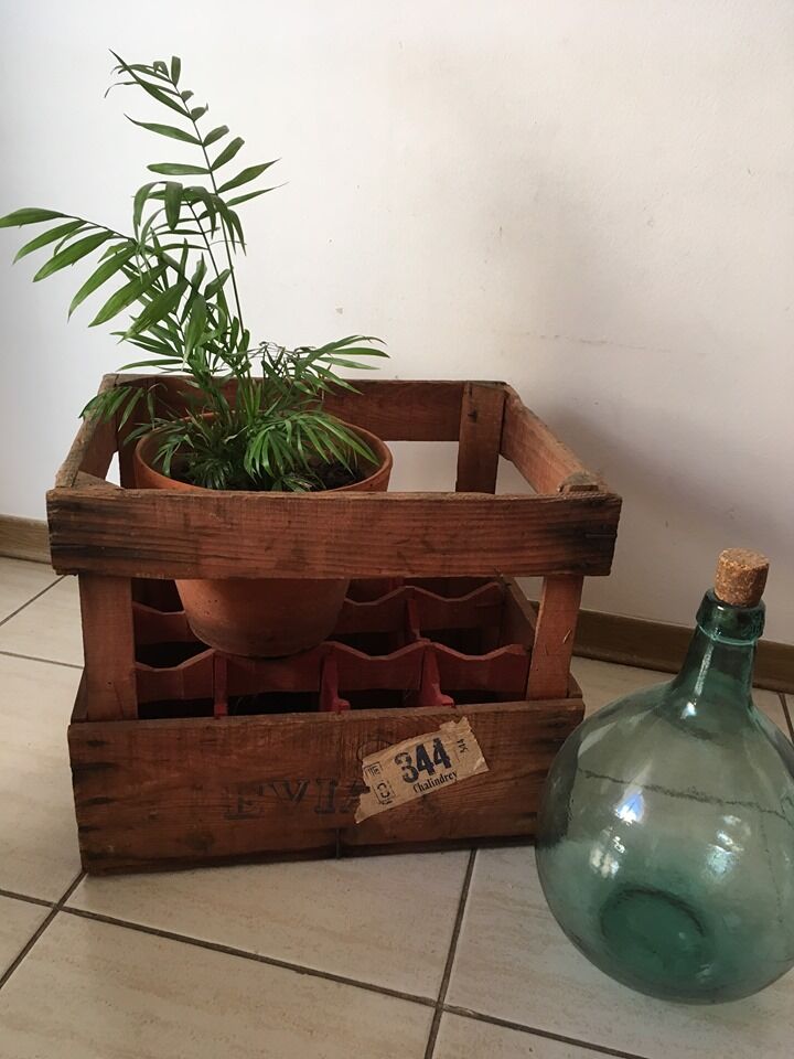 Caisse evian bottle holder